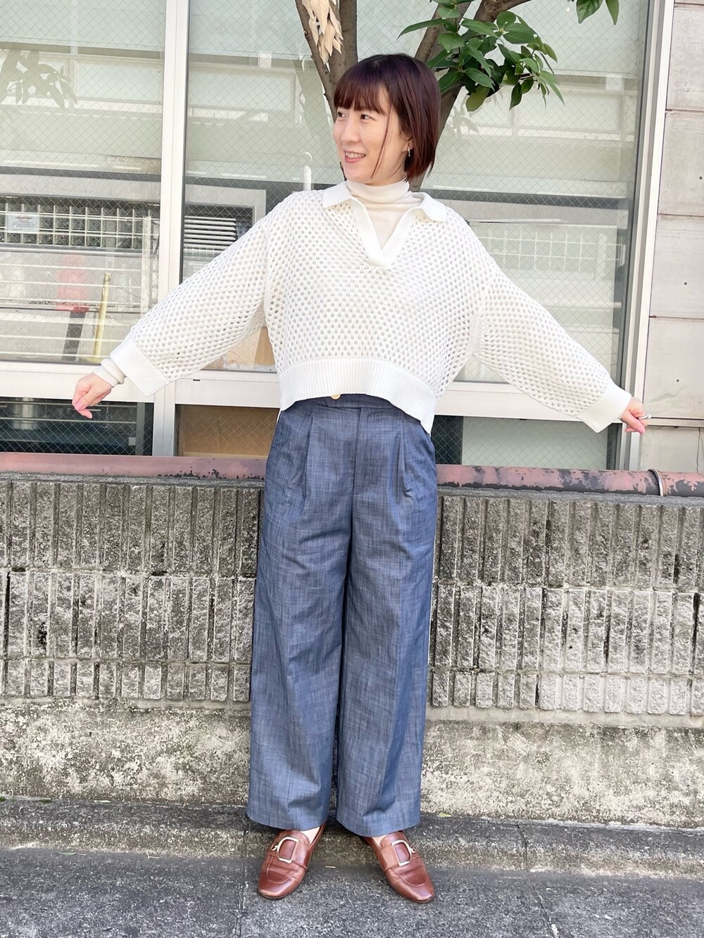 ブルー系のその他パンツ、ホワイト系のニット/セーター、ホワイト系のニット/セーターを着用したレディースの冬コーディネートの2枚目の写真