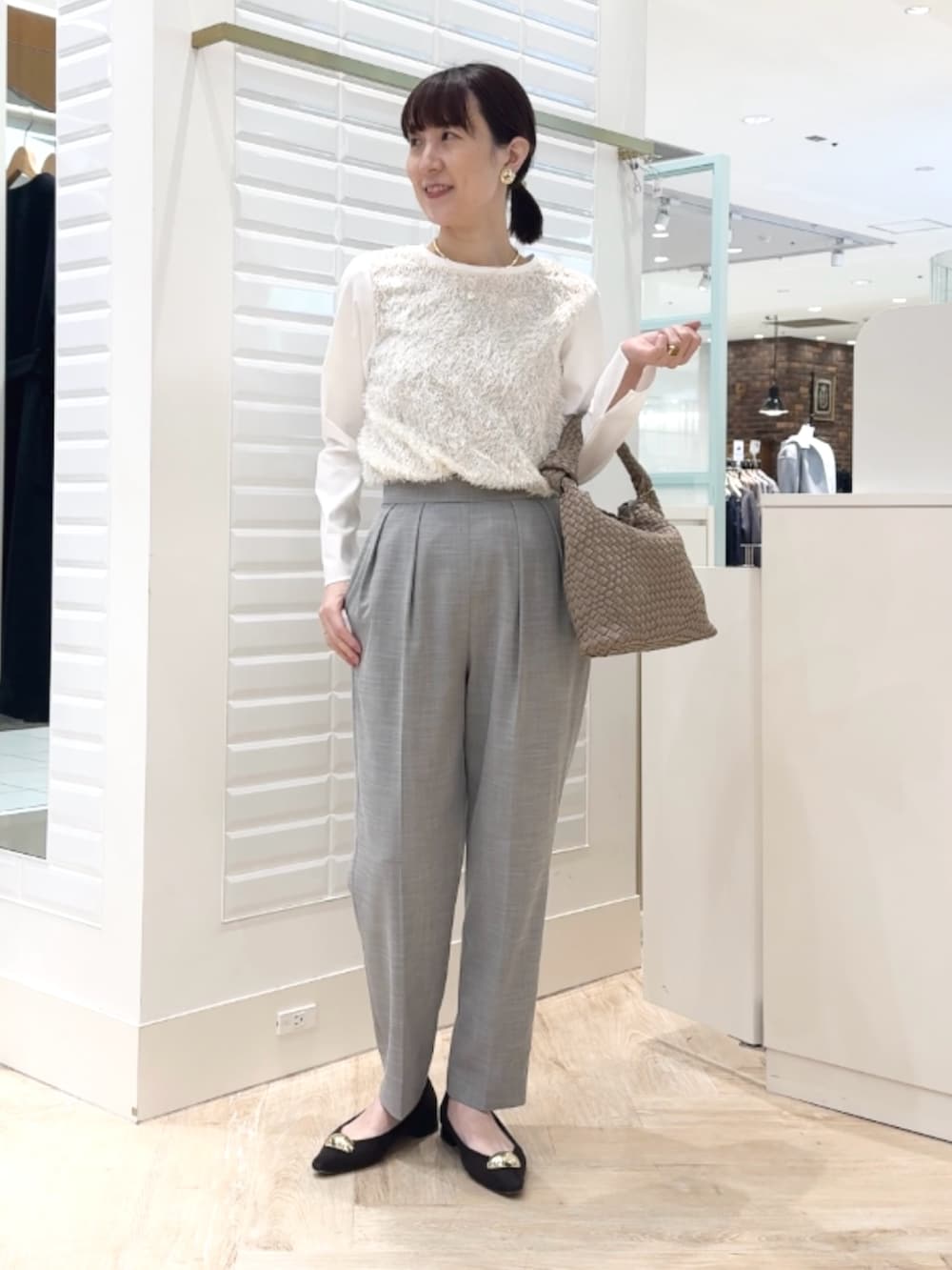 グレー系のその他パンツ、ホワイト系のシャツ/ブラウス、グレー系のショルダーバッグを着用したレディースの冬コーディネートの3枚目の写真