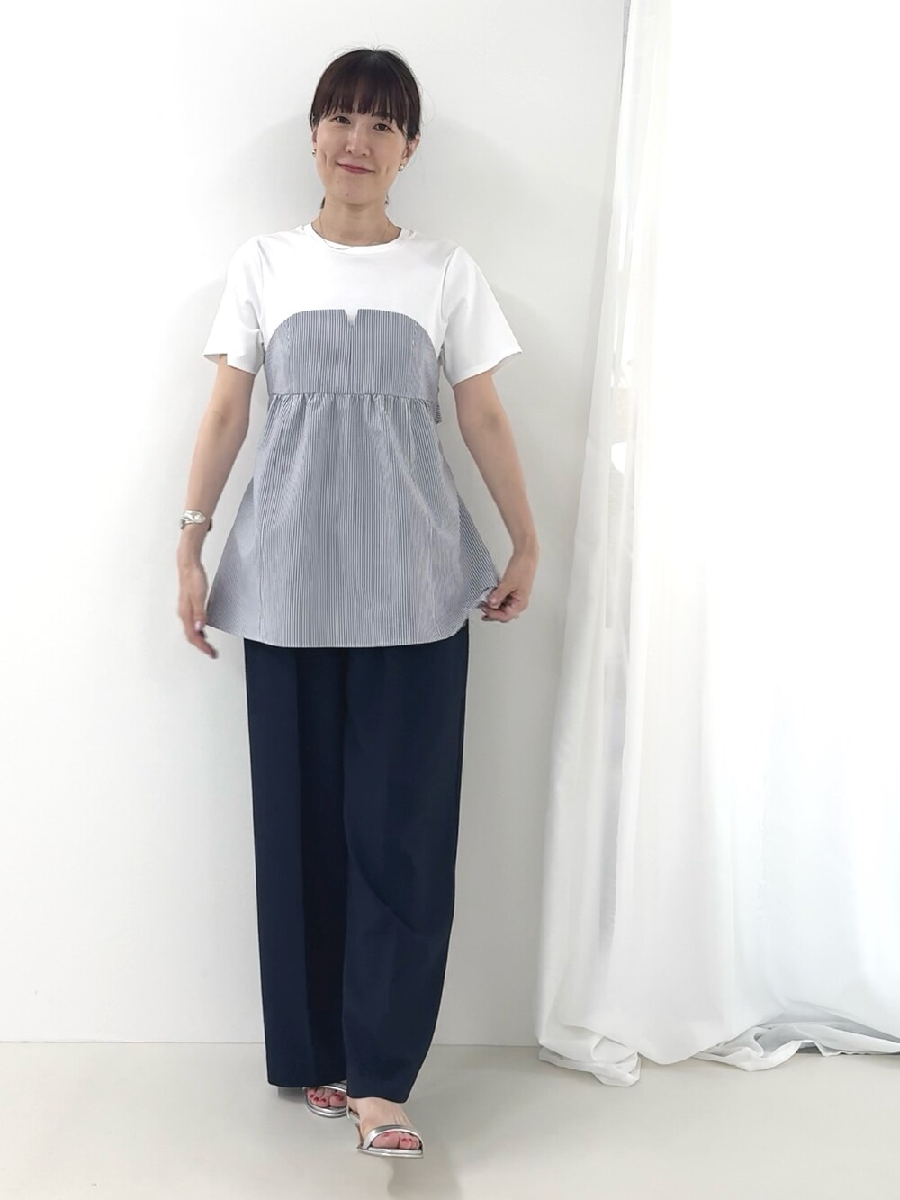 シルバー系のサンダル、ブルー系のその他パンツ、ブルー系のTシャツ/カットソーを着用したレディースの夏コーディネートの7枚目の写真