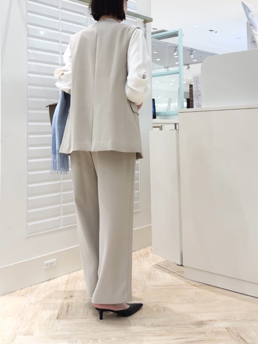 ブラウン系のショルダーバッグ、ベージュ系のその他パンツ、ベージュ系のベストを着用したレディースの秋コーディネートの6枚目の写真