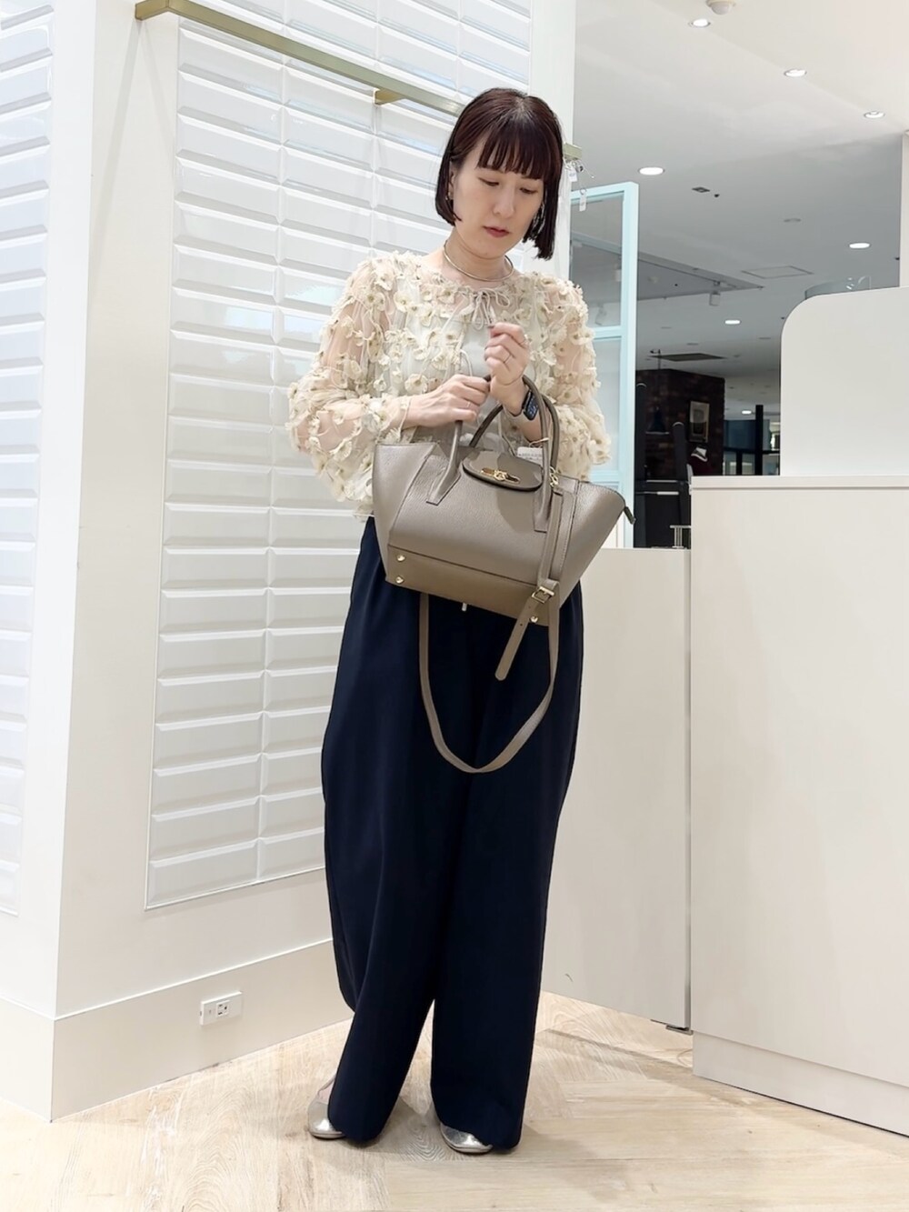 ブラウン系のショルダーバッグ、ホワイト系のシャツ/ブラウスを着用したレディースの秋コーディネートの10枚目の写真