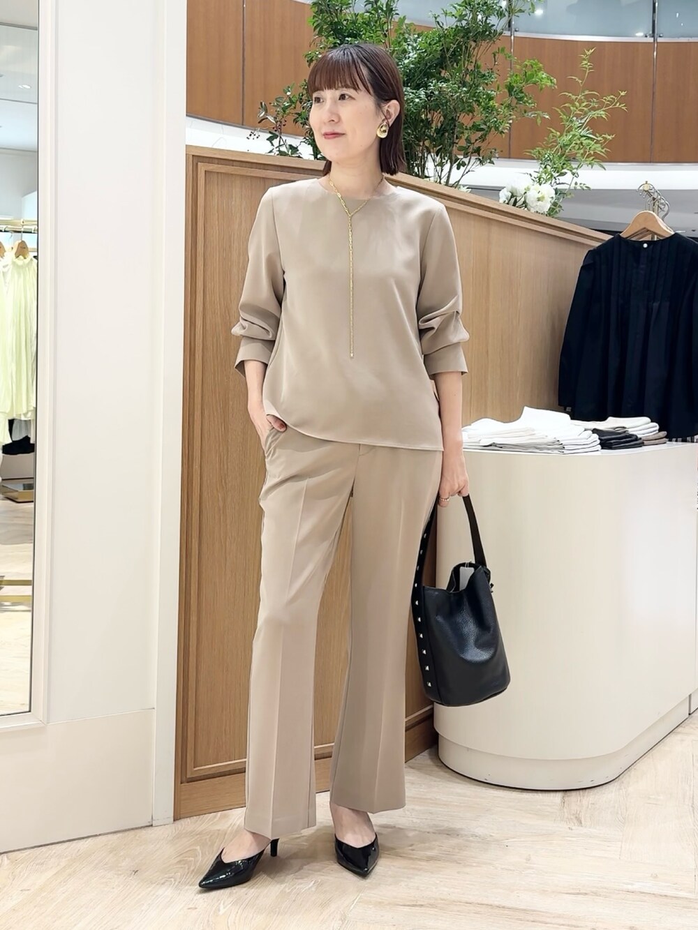 ブラック系のショルダーバッグ、ベージュ系のその他パンツ、ベージュ系のシャツ/ブラウスを着用したレディースの秋コーディネートの5枚目の写真