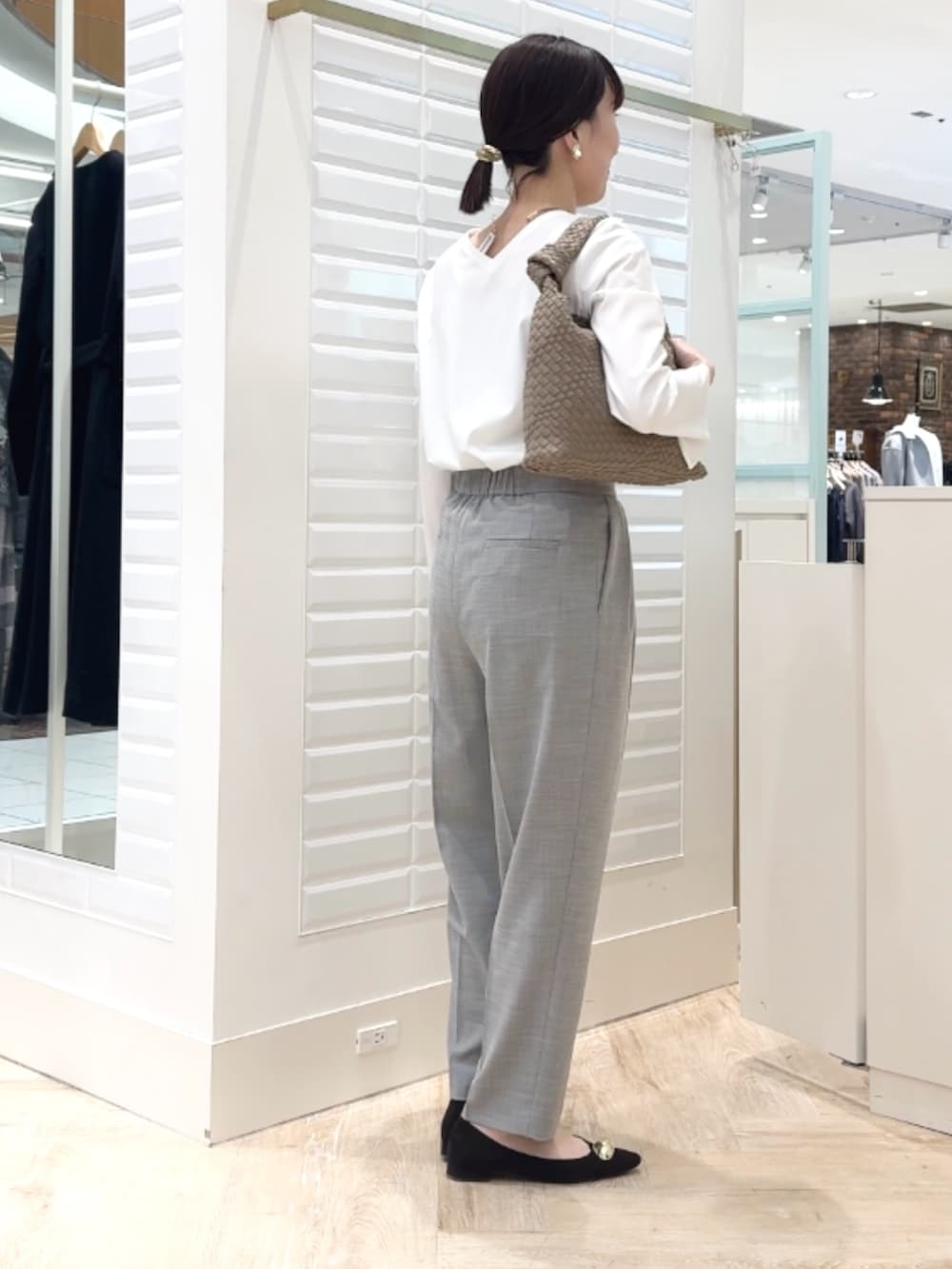 グレー系のその他パンツ、ホワイト系のシャツ/ブラウス、グレー系のショルダーバッグを着用したレディースの冬コーディネートの6枚目の写真