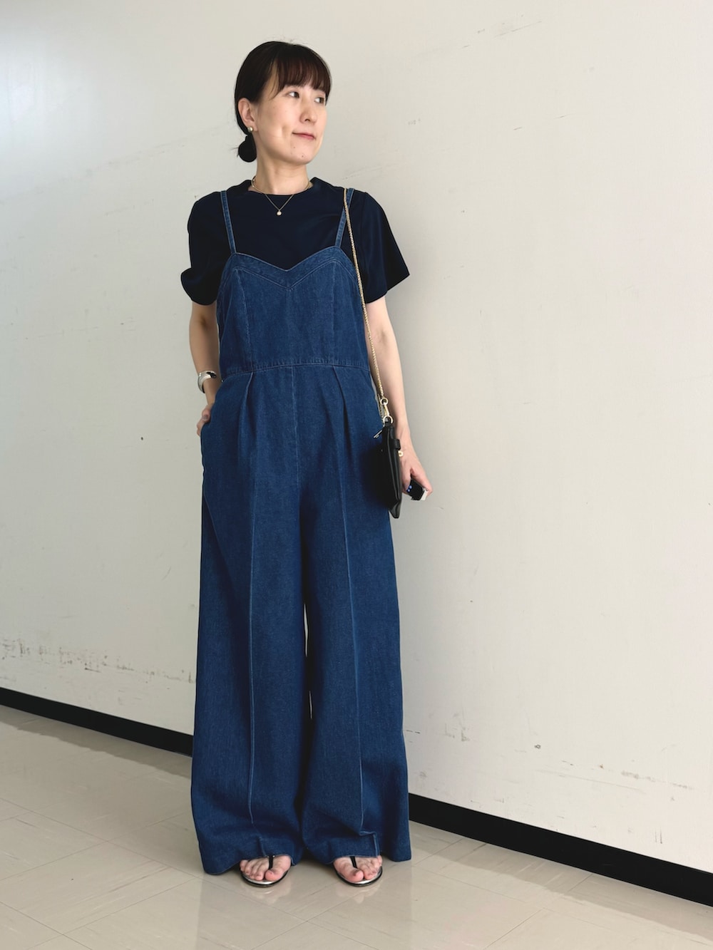 「デニム、デニムコーデ、デニムパンツ、サロペット、オールインワン、オールインワンサロペット、ワイドパンツ、ワントーン、Tシャツ、レイヤードスタイル、テーマパークコーデ、大人女子、オトナ女子」｜「NOLLEY’S SophiのW&W スムース Tシャツ（Tシャツ/カットソー、ブルー系）」を使った、yamaguchiさん（レディース・163cm）の夏コーディネートの8枚目の写真