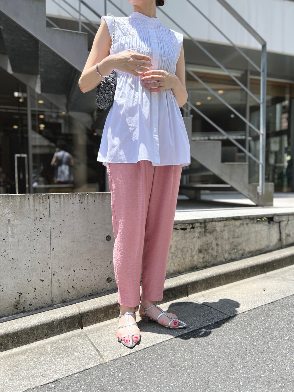 シルバー系のサンダル、ホワイト系のシャツ/ブラウス、ピンク系のその他パンツを着用したレディースの夏コーディネートの6枚目の写真