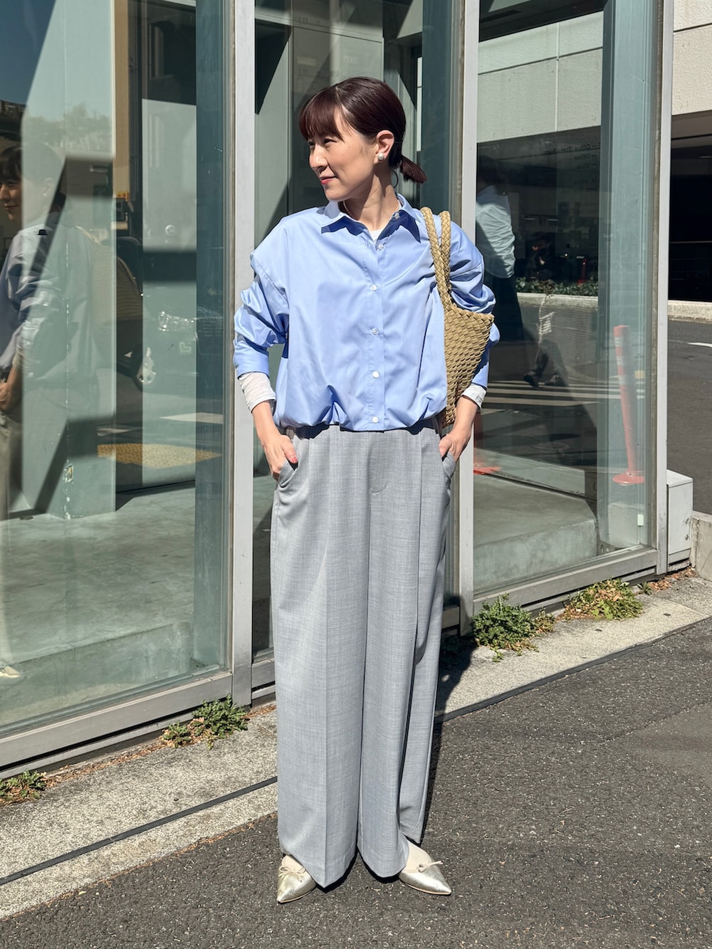 「シャツスタイル、シャツ、シャツコーデ、シャツ好き集まれ、青シャツ、ショート丈、パンツスタイル、パンツコーデ、サロペット、メッシュバッグ、メッシュ、スカーフ、マニプリ」｜「NOLLEY’Sの《オールシーズン対応》ウォッシャブルHandsomeサスペンダー2WAYパンツ（その他パンツ、グレー系）」を使った、yamaguchiさん（レディース・163cm）の春コーディネートの6枚目の写真