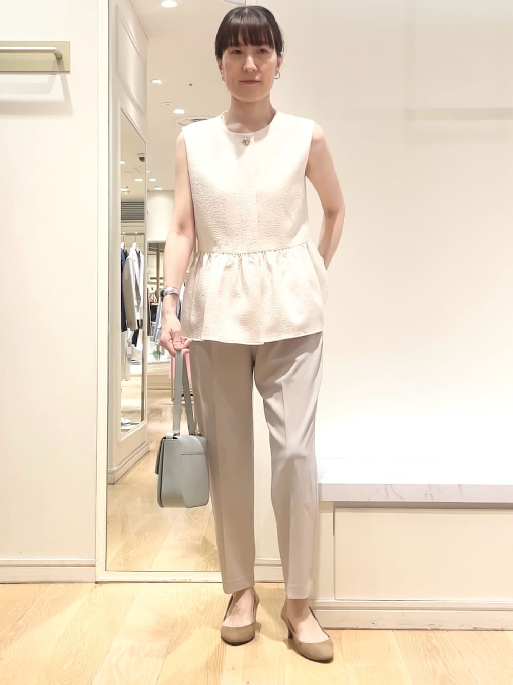 「ジレスタイル、ジレ、ぺプラムトップス、ペプラム、ワントーンコーデ、淡色コーデ、パンツスタイル、タックパンツ、お出かけコーデ、きれいめカジュアル」｜「NOLLEY’S Sophiのウォッシャブルツイルインゴムパンツ（その他パンツ、ベージュ系）」を使った、yamaguchiさん（レディース・163cm）の春コーディネートの4枚目の写真