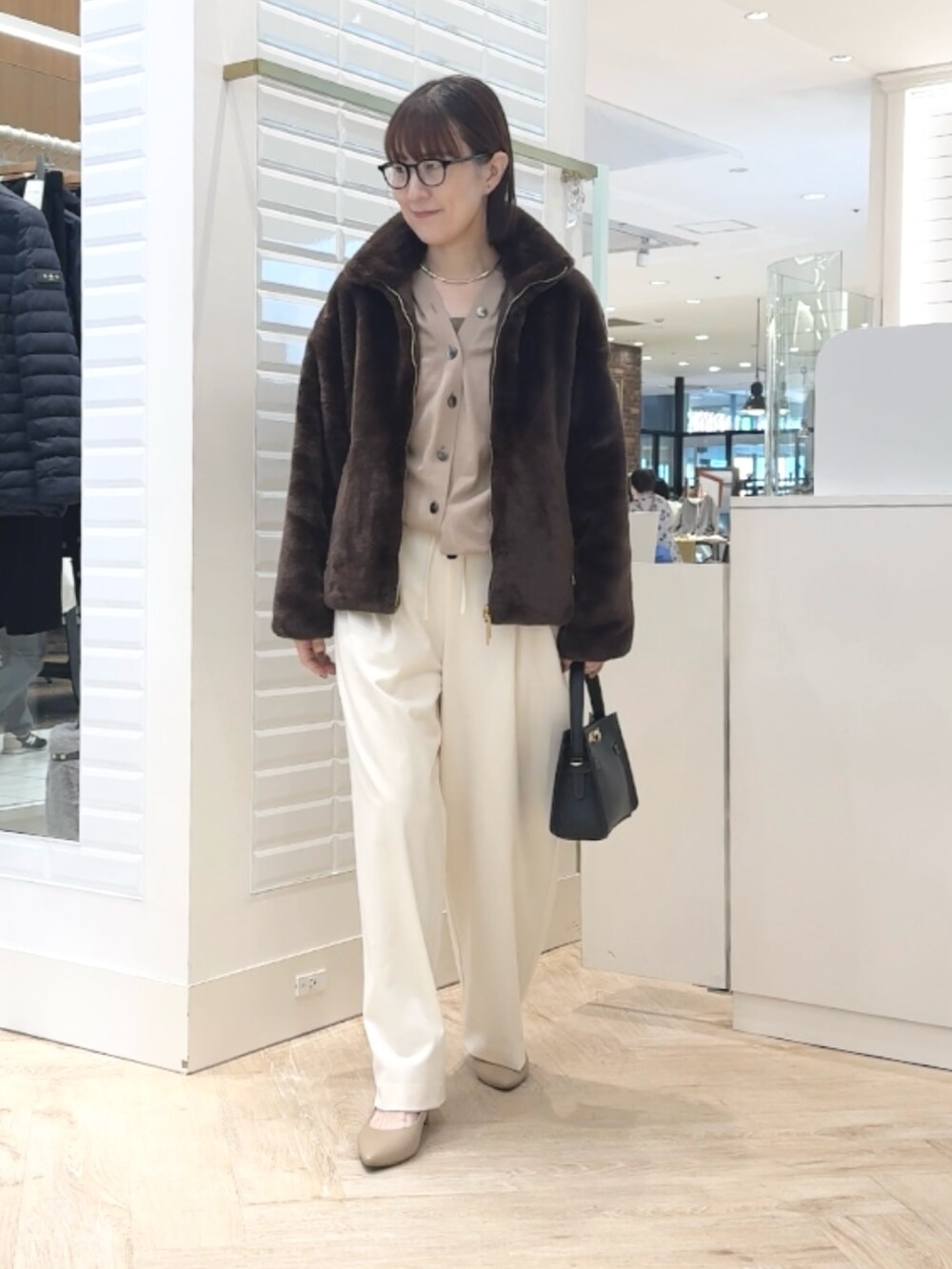 ホワイト系のその他パンツ、ブラック系のショルダーバッグ、ブラウン系のタンクトップを着用したレディースの秋コーディネートの5枚目の写真