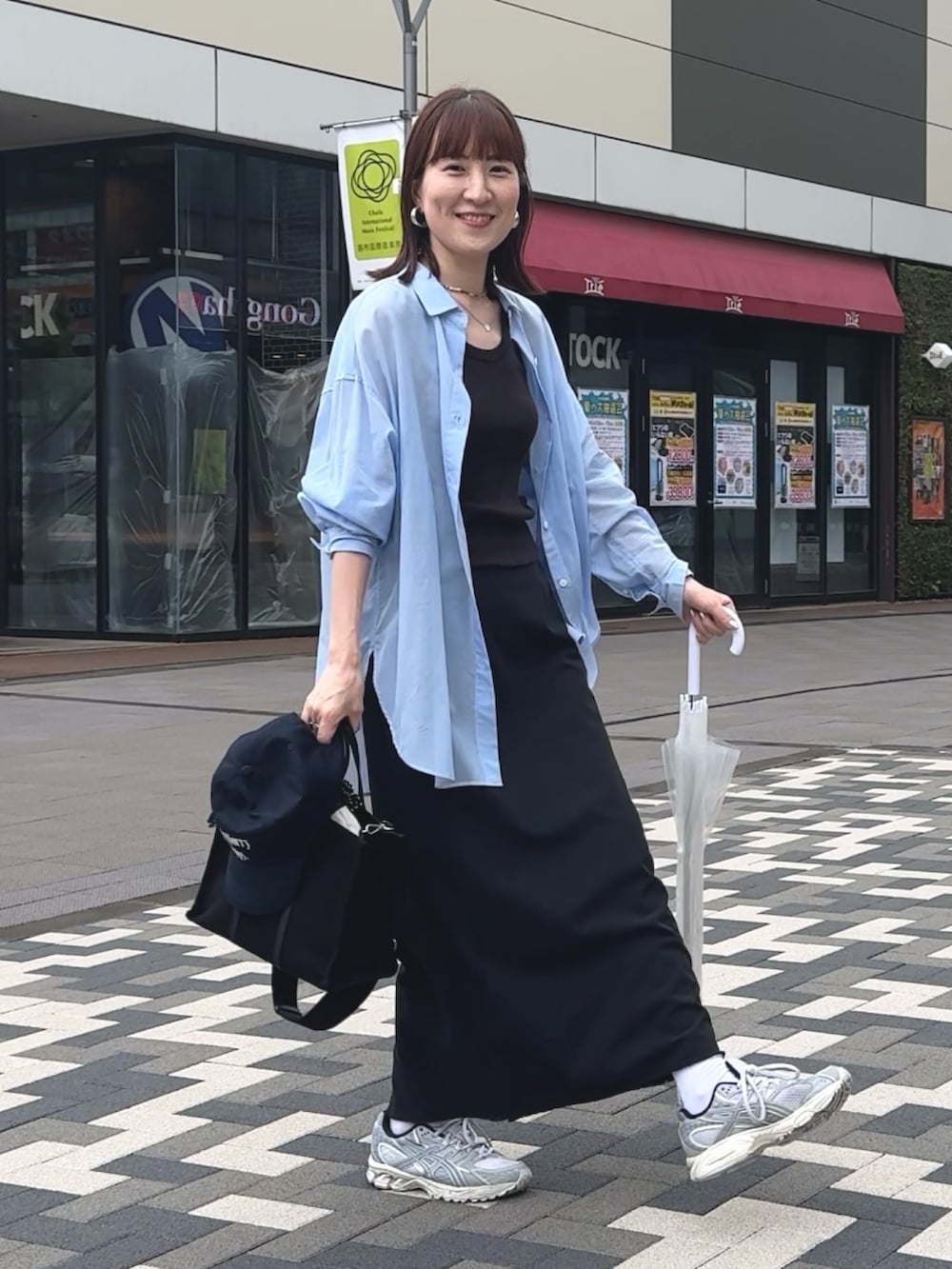 「青シャツ、青シャツコーデ、シャツ、シャツスタイル、シャツコーデ、シャツ好き集まれ、シャツ/ブラウス、雨の日コーデ、トートバッグ」｜「NOLLEY’Sの◇【WEB限定】MY STANDARD シアーシャツ（シャツ/ブラウス、ブルー系）」を使った、yamaguchiさん（骨格ナチュラル・レディース・163cm）の夏コーディネートの5枚目の写真