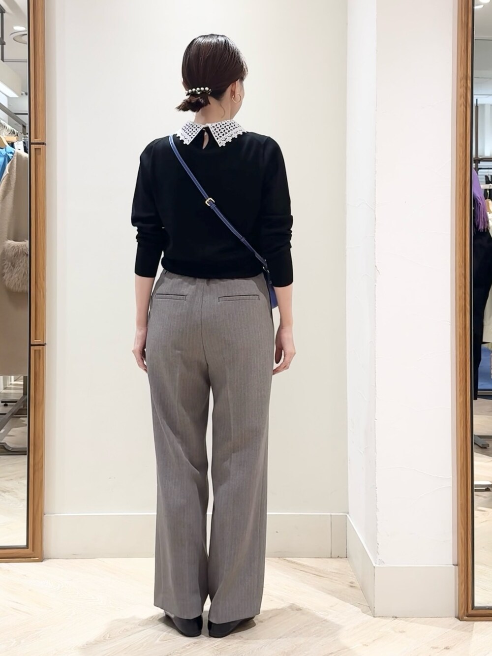 ブラウン系のその他パンツ、ブルー系のショルダーバッグ、ブラック系のニット/セーターを着用したレディースの秋コーディネートの6枚目の写真