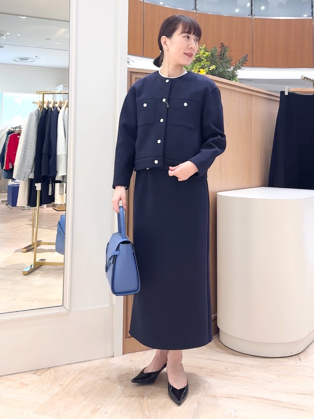「シンプル、オトナ女子、通勤コーデ、セレモニーコーデ、大人ファッション、セットアップ、入学式、卒業式、オケージョン、スーツ、スーツスタイル、ネイビー、タイトスカート」｜「NOLLEY’Sのクロスベルトカブセバッグ（ショルダーバッグ、ブルー系）」を使った、yamaguchiさん（レディース・163cm）の冬コーディネートの7枚目の写真