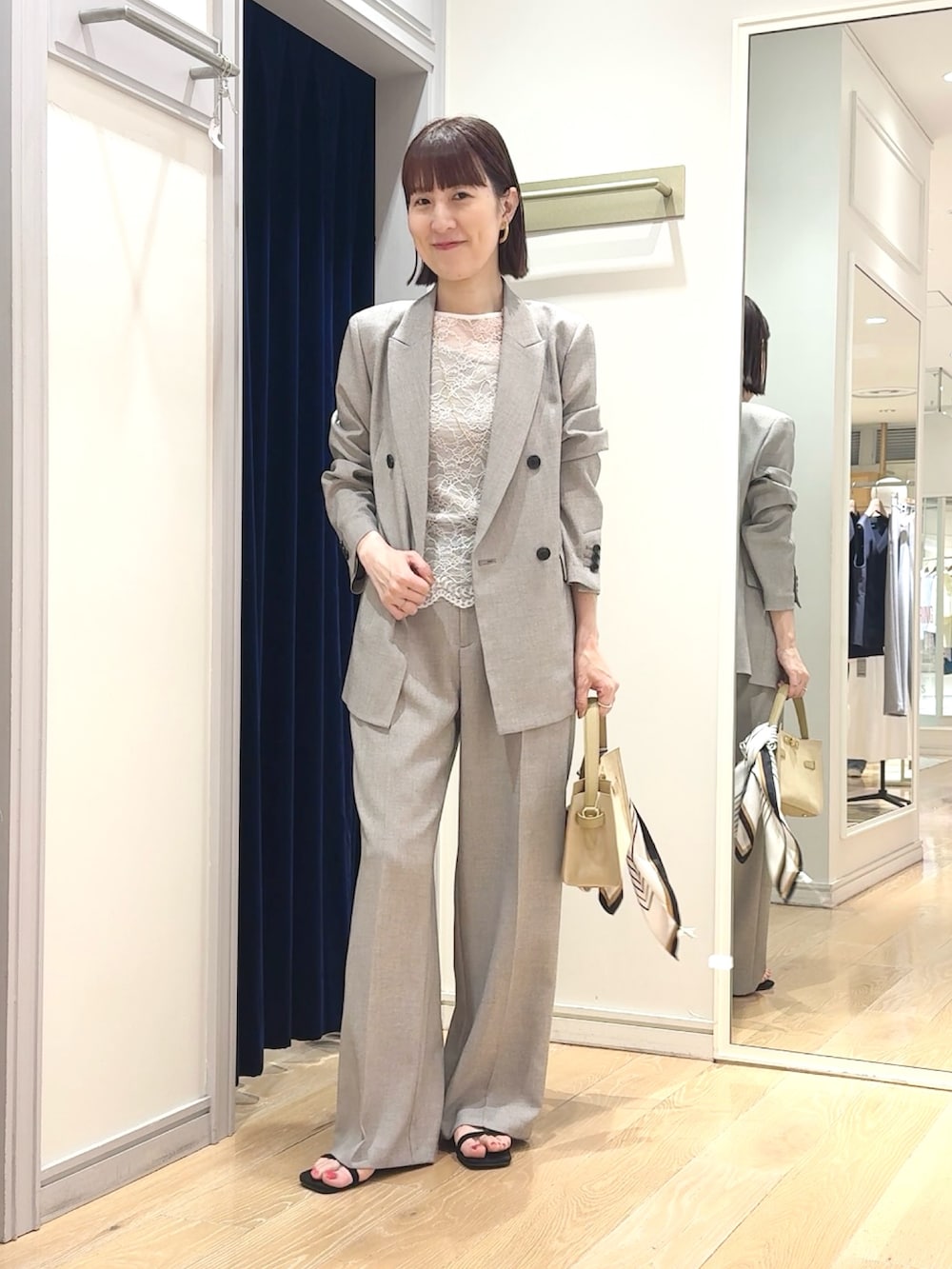 ベージュ系のトートバッグ、ベージュ系のその他パンツ、ベージュ系のテーラードジャケットを着用したレディースの春コーディネートの5枚目の写真