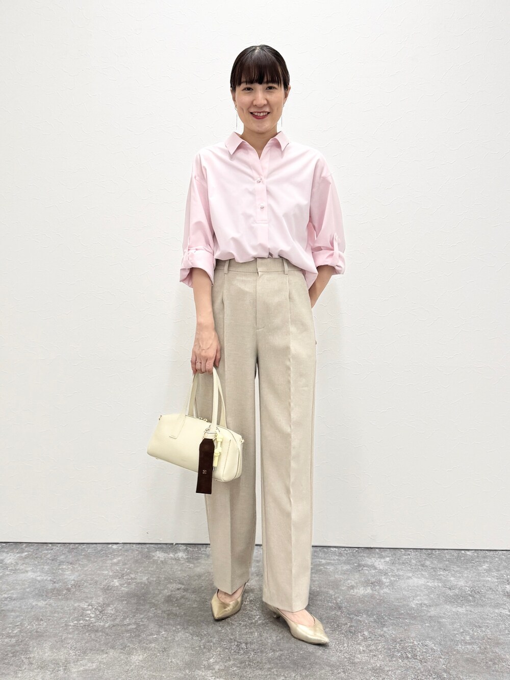 ホワイト系のボストンバッグ、ベージュ系のその他パンツ、ピンク系のシャツ/ブラウスを着用したレディースの冬コーディネートの7枚目の写真