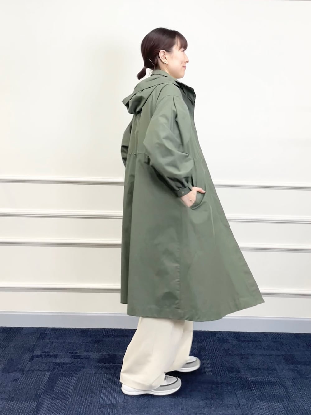 「カーキ、カーキアウター、パンツスタイル、ワイドパンツ、カジュアルコーデ、マンパ、モッズコート、撥水加工、シンプルコーデ、休日スタイル、フードコート、スニーカー、スニーカーコーデ」｜「NOLLEY’Sのウォッシャブルラメ2WAYショートVネックカーディガン（カーディガン/ボレロ、ゴールド系）」を使った、yamaguchiさん（レディース・163cm）の冬コーディネートの4枚目の写真