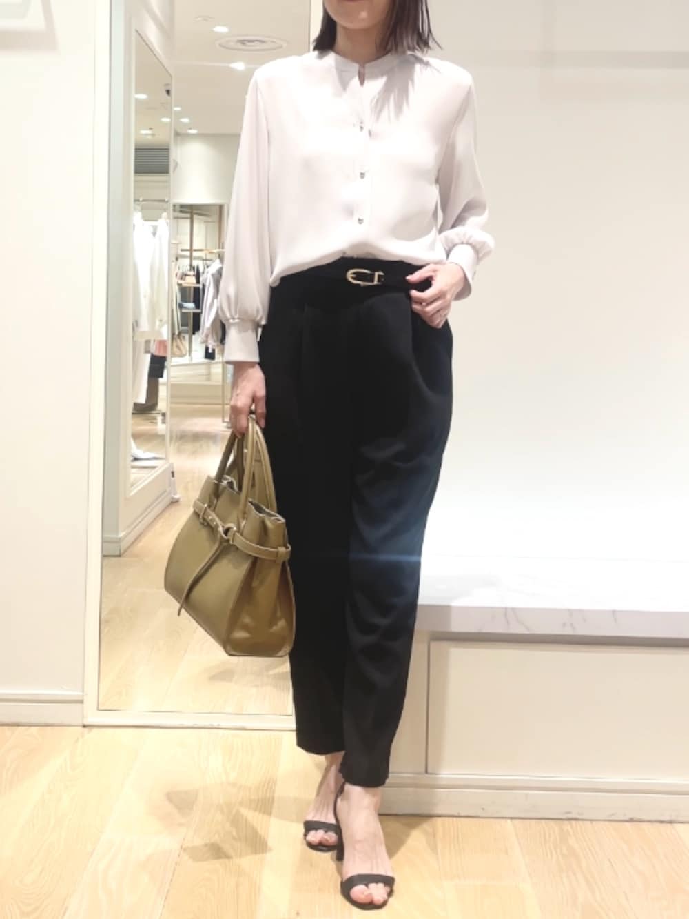 「パンツコーデ、パンツスタイル、シャツスタイル、とろみシャツ、バッグ、オフィスカジュアル、オフィススタイル、オフィスコーデ、ベーシック/シンプル、ベルト、大人カジュアル、大人女子、シンプル」｜「NOLLEY’S Sophiのリバーシブルベルト（ベルト、ブラック系）」を使った、yamaguchiさん（レディース・163cm）の春コーディネートの6枚目の写真
