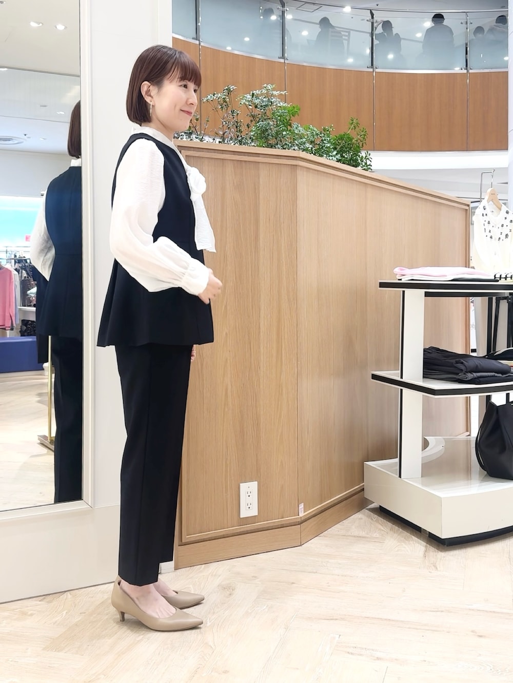 ブルー系のその他パンツ、ブルー系のベスト、ホワイト系のシャツ/ブラウスを着用したレディースの冬コーディネートの4枚目の写真