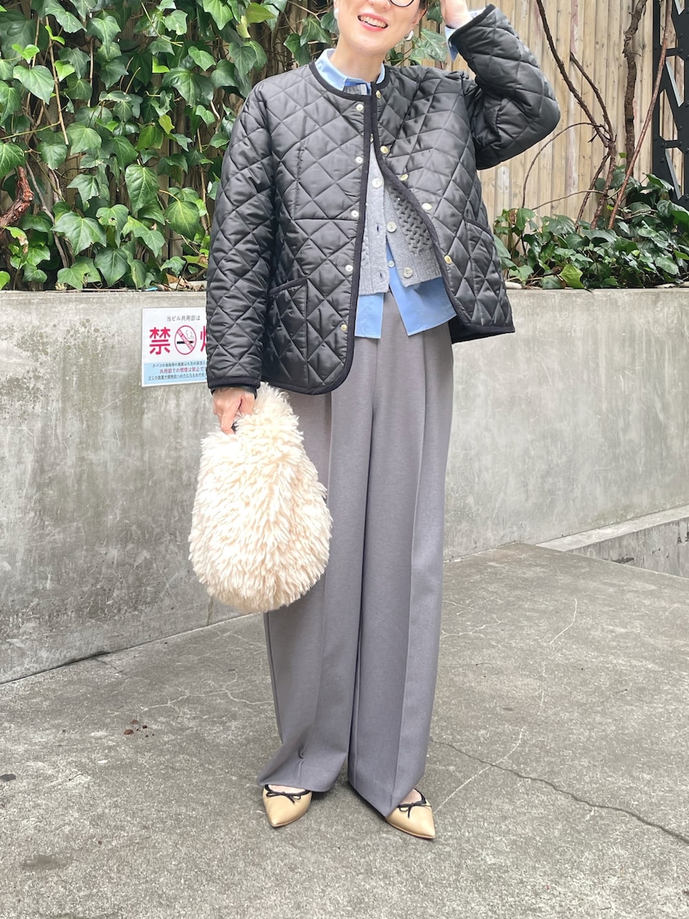 ブルー系のシャツ/ブラウス、ホワイト系のショルダーバッグ、グレー系のその他パンツを着用したレディースの秋コーディネートの7枚目の写真