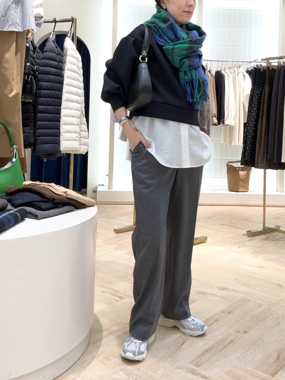 「チェック柄、チェックマフラー、チェックストール、スウェット、スウェットコーデ、パンツスタイル、ワイドパンツ、スニーカー、スニーカーコーデ、リラックス、シンプルコーデ、レイヤードスタイル、レイヤード、大人かわいい、今日のコーデ」｜「NOLLEY’Sのアシメカーブバッグ（ショルダーバッグ、ブラック系）」を使った、yamaguchiさん（レディース・163cm）の秋コーディネートの6枚目の写真