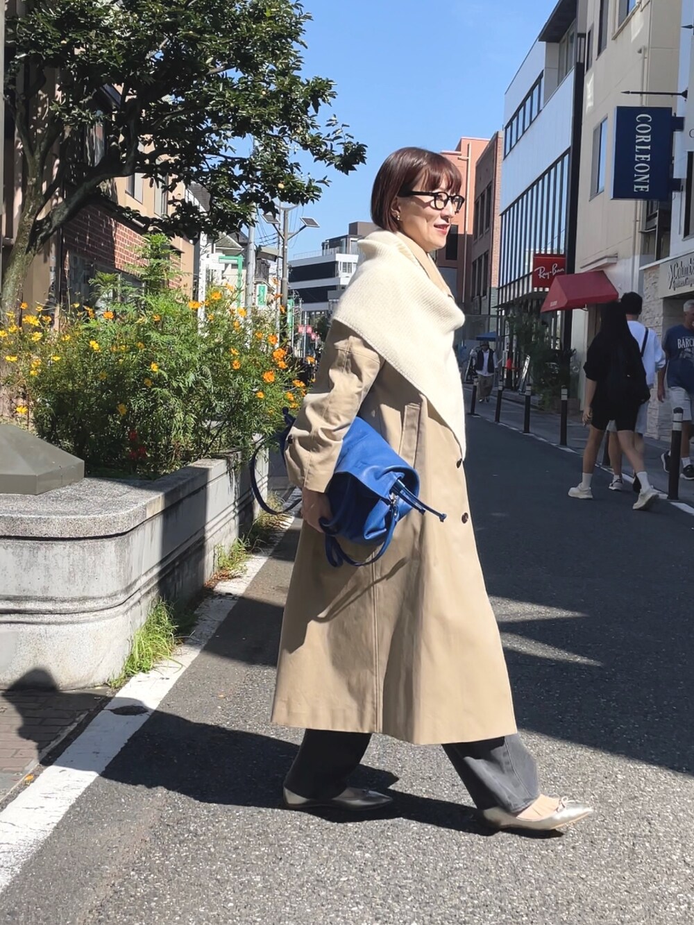 「メガネ女子、休日スタイル、秋冬コーデ、デニム、ビッグシルエット、コート、ポンチョ、バルマカーンコート、ステンカラーコート、トレンチコート、レイヤードスタイル、ベージュ、ベージュコート」|「NOLLEY’SのNMPバルマカンコート(その他アウター、ベージュ系)」を使った、yamaguchiさん(レディース・163cm)の秋コーディネートの5枚目の写真