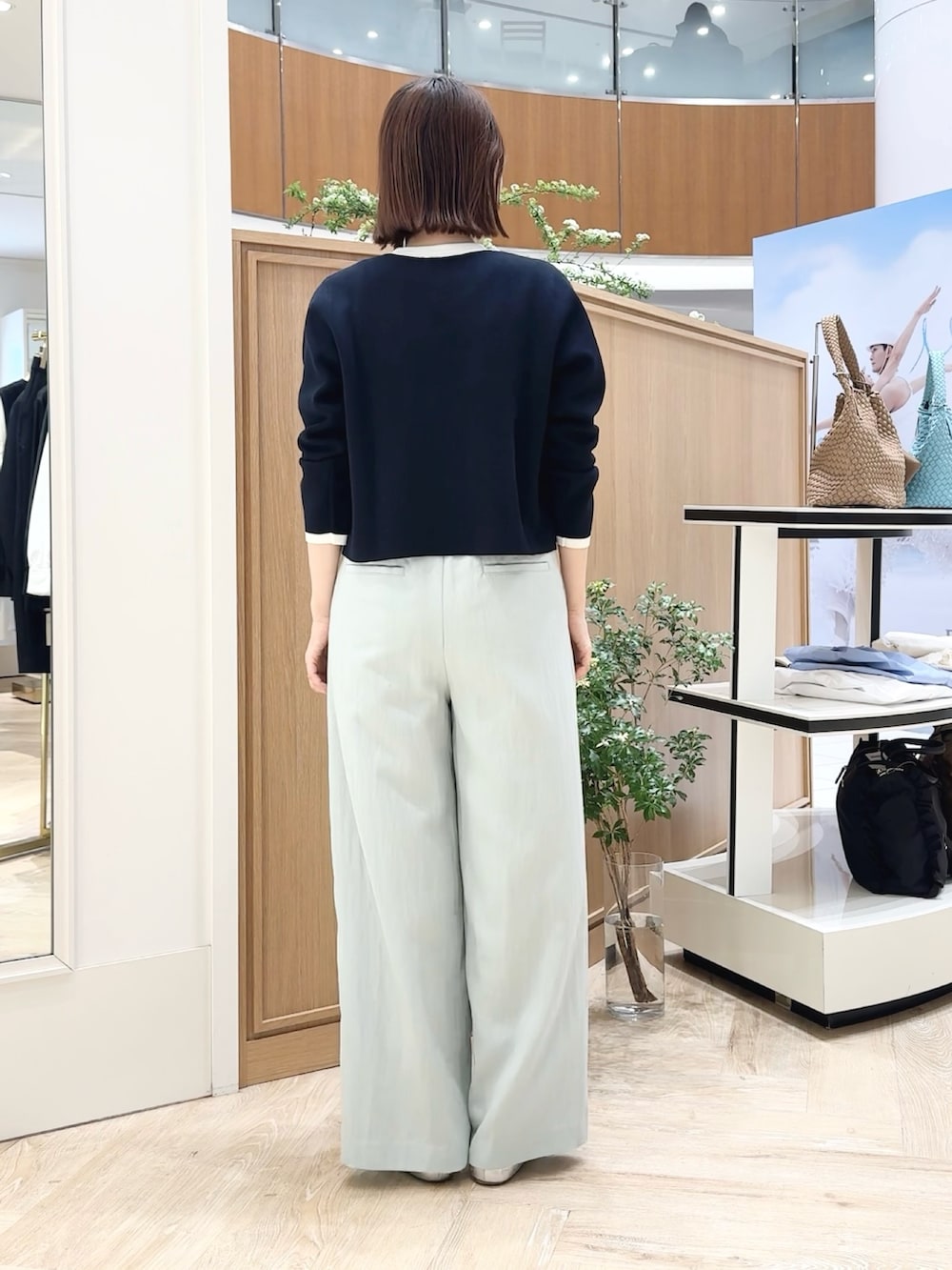 ブルー系のカーディガン/ボレロ、ホワイト系のキャミソール、グリーン系のその他パンツを着用したレディースの春コーディネートの4枚目の写真