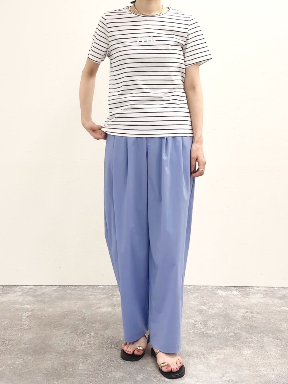 ホワイト系のTシャツ/カットソー、ブラウン系のサンダル、ブルー系のその他パンツを着用したレディースの夏コーディネートの9枚目の写真