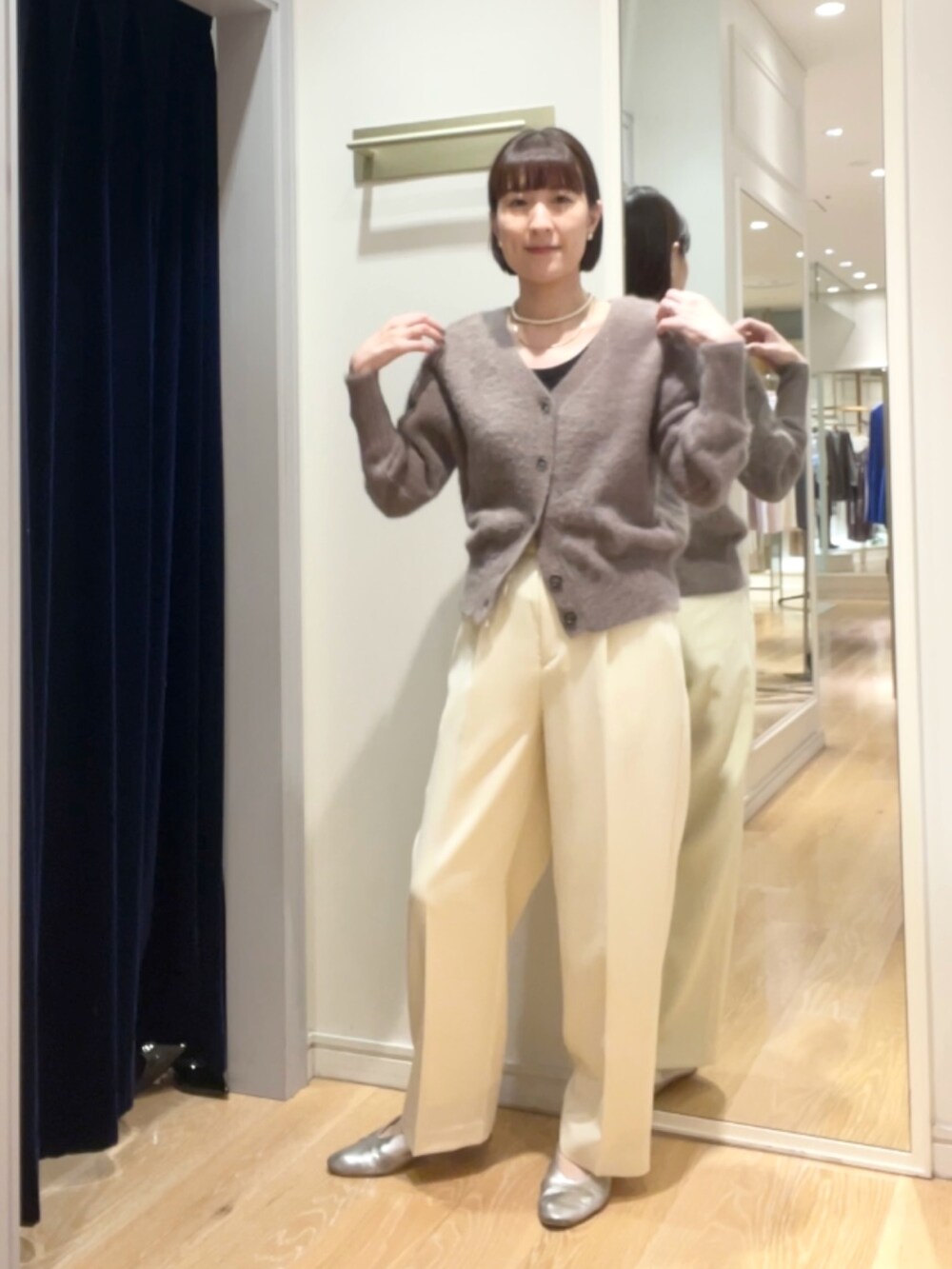 ブラウン系のカーディガン/ボレロ、ホワイト系のその他パンツを着用したレディースの秋コーディネートの5枚目の写真