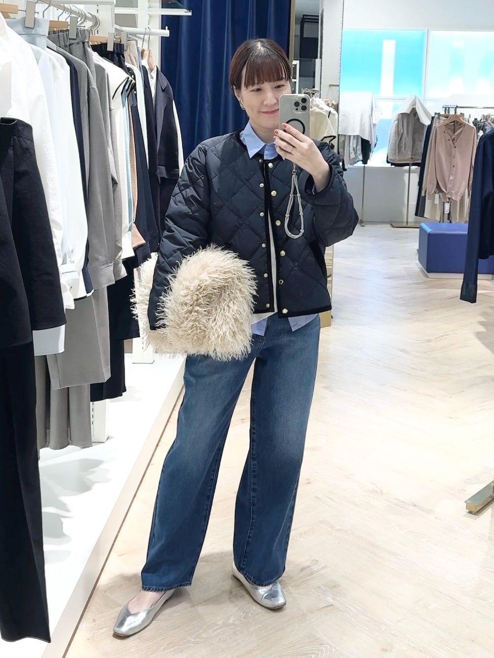 ブルー系のダウンジャケット/コート、ブルー系のデニムパンツ、ブルー系のシャツ/ブラウスを着用したレディースの秋コーディネートの6枚目の写真