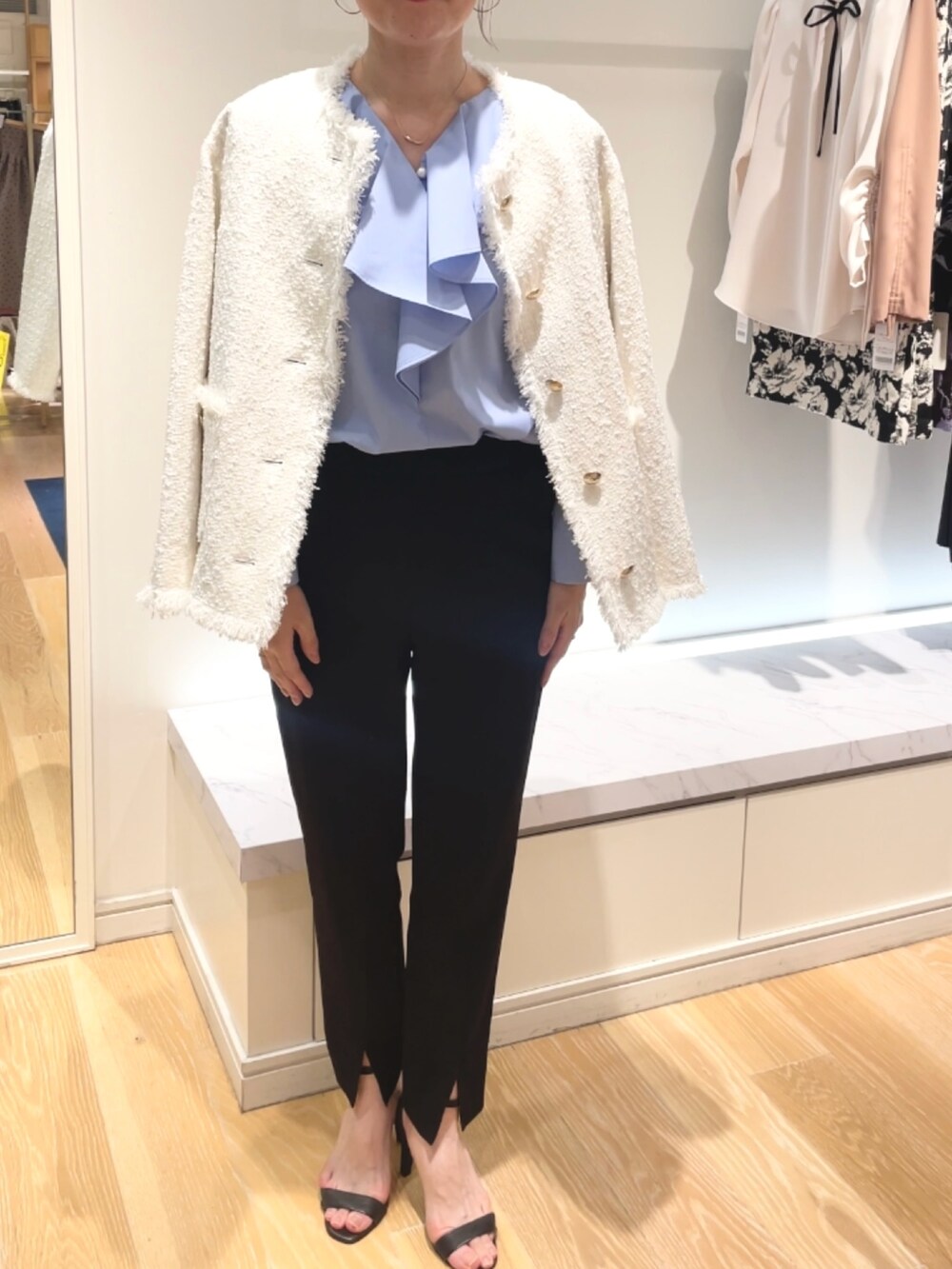 ブラック系のその他パンツ、ホワイト系のノーカラージャケット、ブルー系のシャツ/ブラウスを着用したレディースの秋コーディネートの8枚目の写真