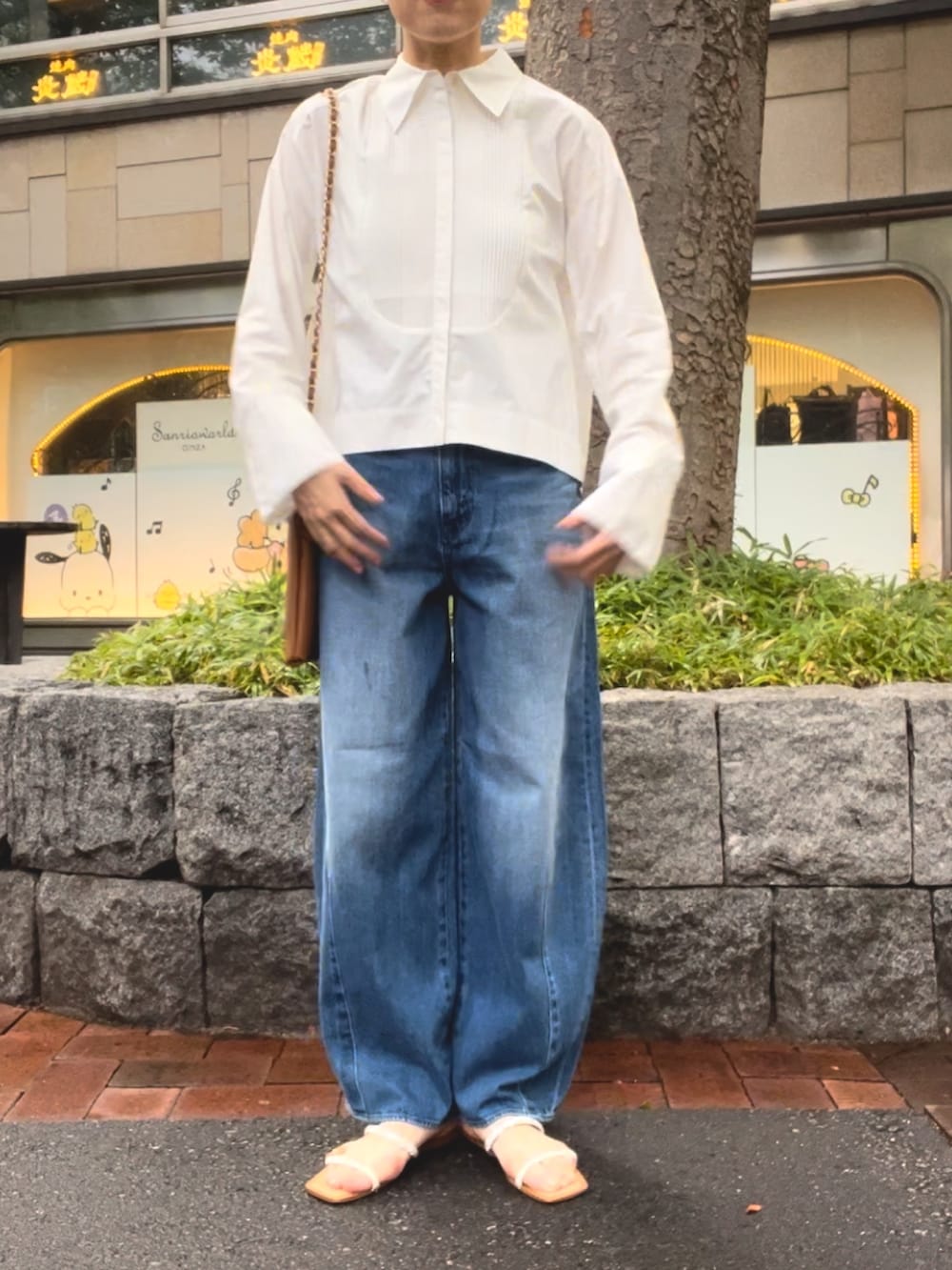 「デニム、デニムパンツ、バギーパンツ、シャツスタイル、シャツ、クロップドシャツ、ショート丈トップス、マリリンムーン、Marilyn Moon」｜「NOLLEY’S Sophiの【MARILYN MOON/マリリーンムーン】cropped open sleeve shirt（シャツ/ブラウス、ホワイト系）」を使った、yamaguchiさん（レディース・163cm）の夏コーディネートの5枚目の写真