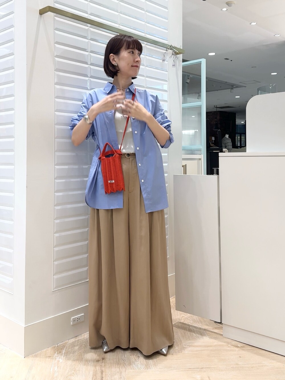 グレー系のタンクトップ、ブルー系のシャツ/ブラウス、イエロー系のその他パンツを着用したレディースの秋コーディネートの6枚目の写真