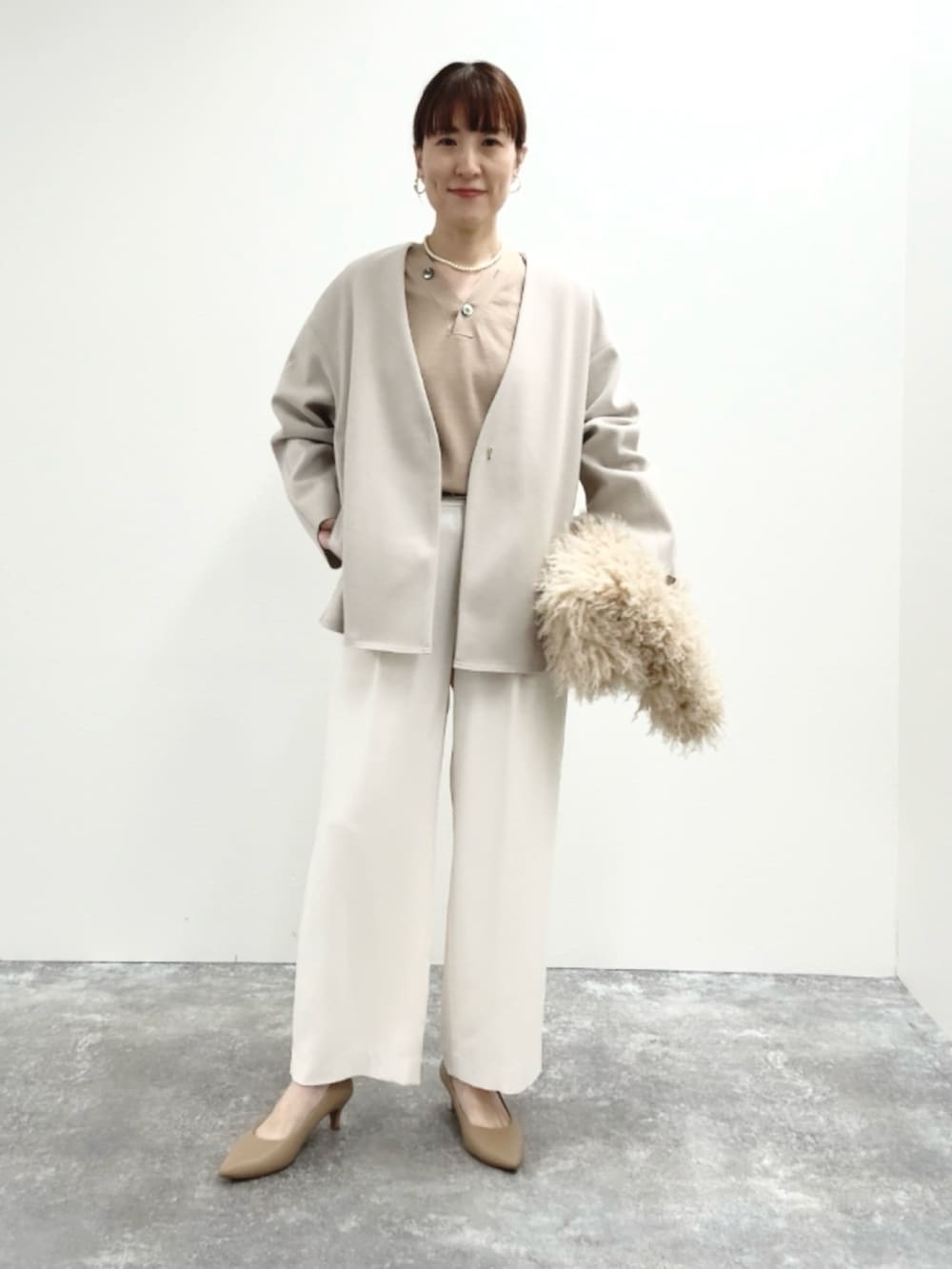 ホワイト系のその他パンツ、ベージュ系のショルダーバッグ、ベージュ系のカーディガン/ボレロを着用したレディースの秋コーディネートの4枚目の写真