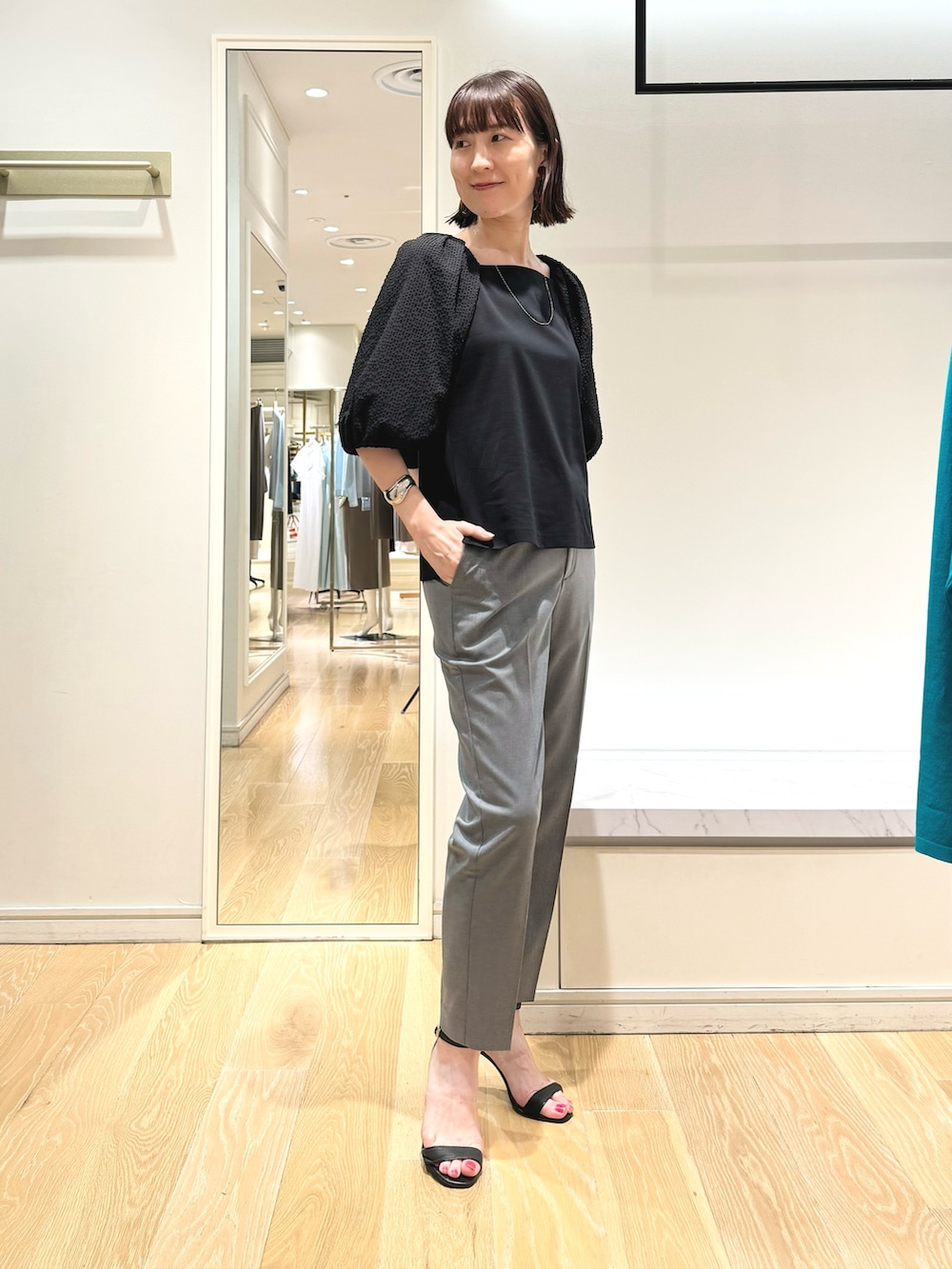 「モノトーン、パフスリーブ、ブラック、パンツスタイル、グレーパンツ、オフィスカジュアル、オフィススタイル、オフィスコーデ、クロップドパンツ、お仕事コーデ、ワントーンコーデ、ブラックコーデ、きちんとスタイル、袖ボリューム、ボリューム袖」｜「NOLLEY’Sの【grace grace/グラスグラス】10Kペタルチェーンミディアムネックレス（60㎝）（ネックレス、ゴールド系）」を使った、yamaguchiさん（レディース・163cm）の夏コーディネートの9枚目の写真