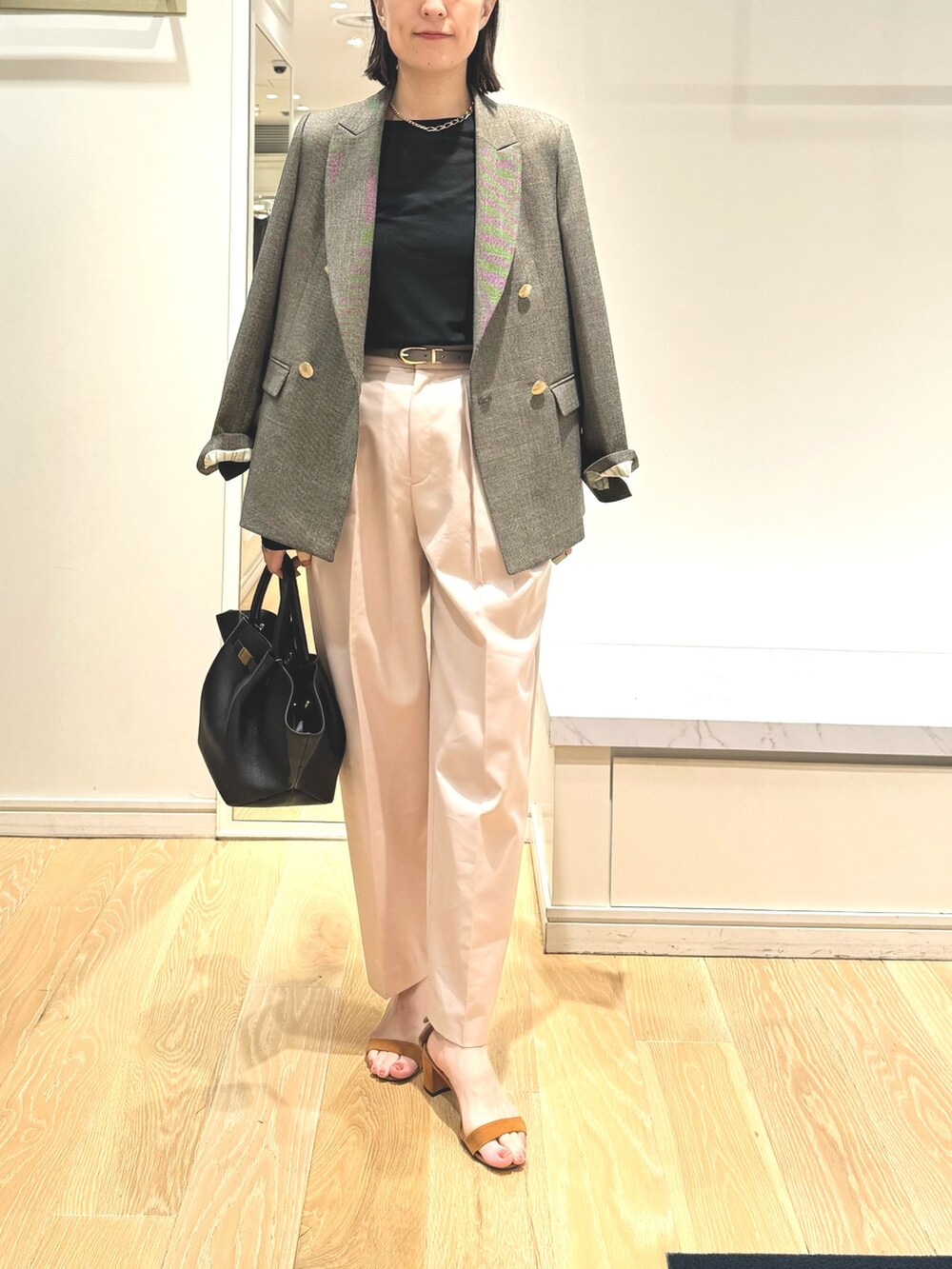 「パンツスタイル、パンツコーデ、ジャケット、ダブルジャケット、デメリエー、DeMEllier、シアートップス、大人カジュアル、レイヤードスタイル、大人コーデ、メガネ女子、シュシュ、秋服準備はじめました、秋コーデ」｜「NOLLEY’S SophiのシアーフライスロンT（Tシャツ/カットソー、ブラック系）」を使った、yamaguchiさん（レディース・163cm）の夏コーディネートの9枚目の写真