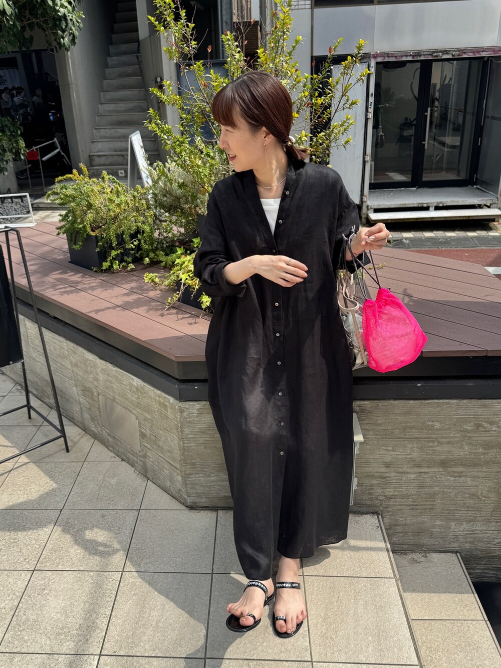 ベージュ系のトートバッグ、ブラック系のシャツワンピース、ブラウン系のバレッタ/ヘアクリップを着用したレディースの春コーディネートの6枚目の写真