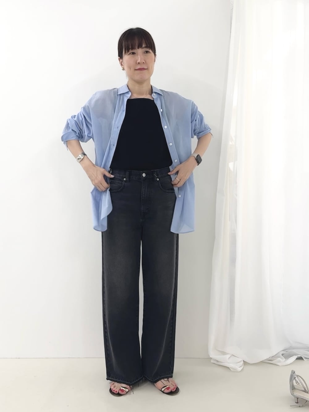 ブラック系のタンクトップ、ブルー系のシャツ/ブラウス、グレー系のデニムパンツを着用したレディースの夏コーディネートの4枚目の写真