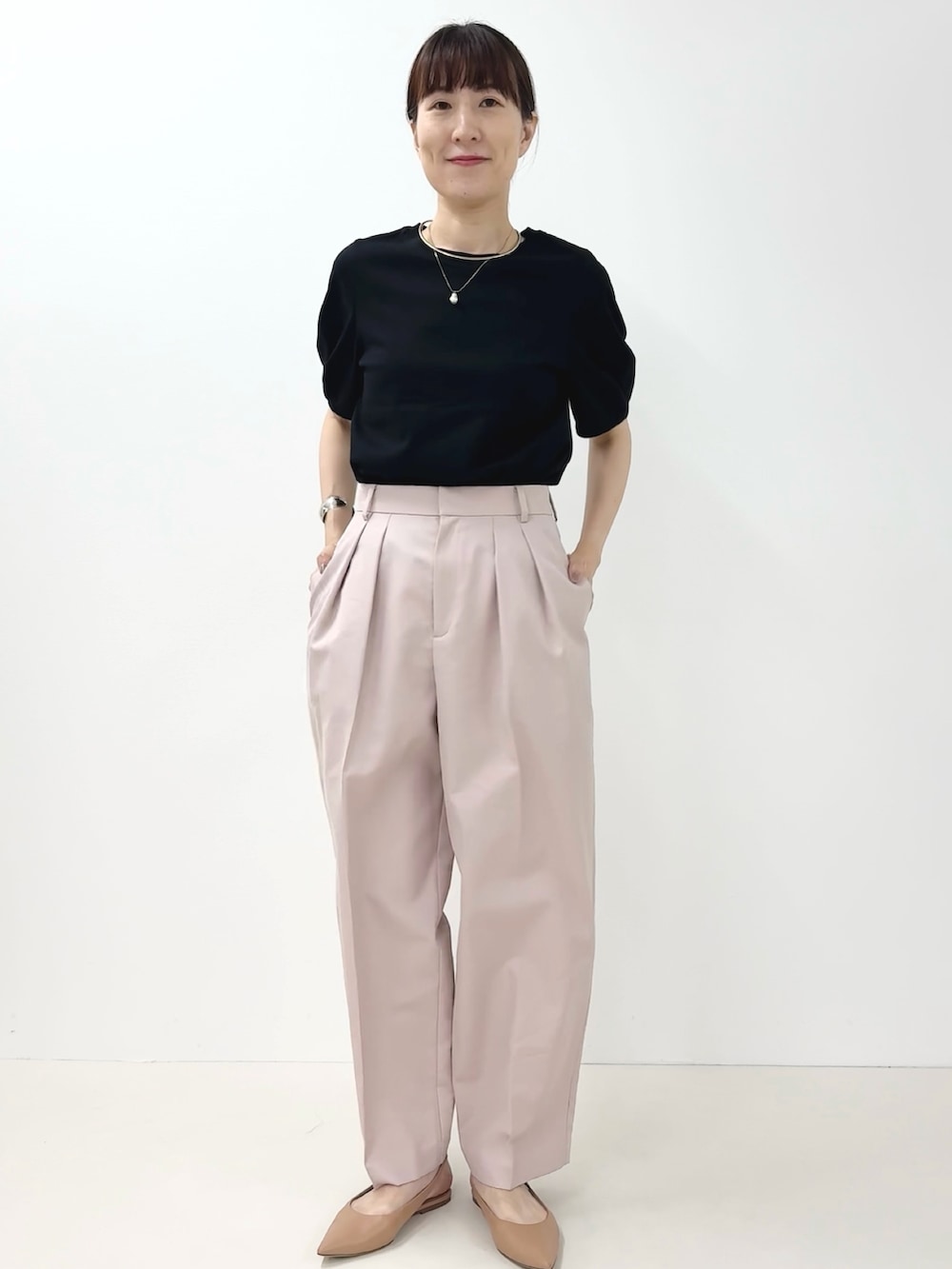 ブラック系のTシャツ/カットソー、ピンク系のその他パンツ、ホワイト系のタンクトップを着用したレディースの夏コーディネートの9枚目の写真