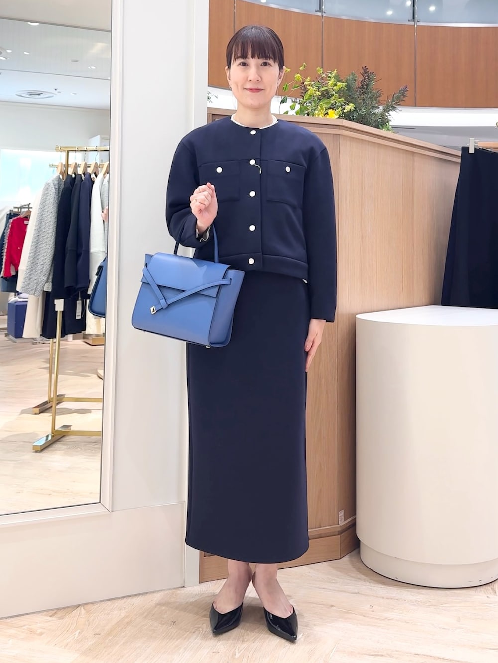 「シンプル、オトナ女子、通勤コーデ、セレモニーコーデ、大人ファッション、セットアップ、入学式、卒業式、オケージョン、スーツ、スーツスタイル、ネイビー、タイトスカート」｜「NOLLEY’Sのクロスベルトカブセバッグ（ショルダーバッグ、ブルー系）」を使った、yamaguchiさん（レディース・163cm）の冬コーディネートの9枚目の写真