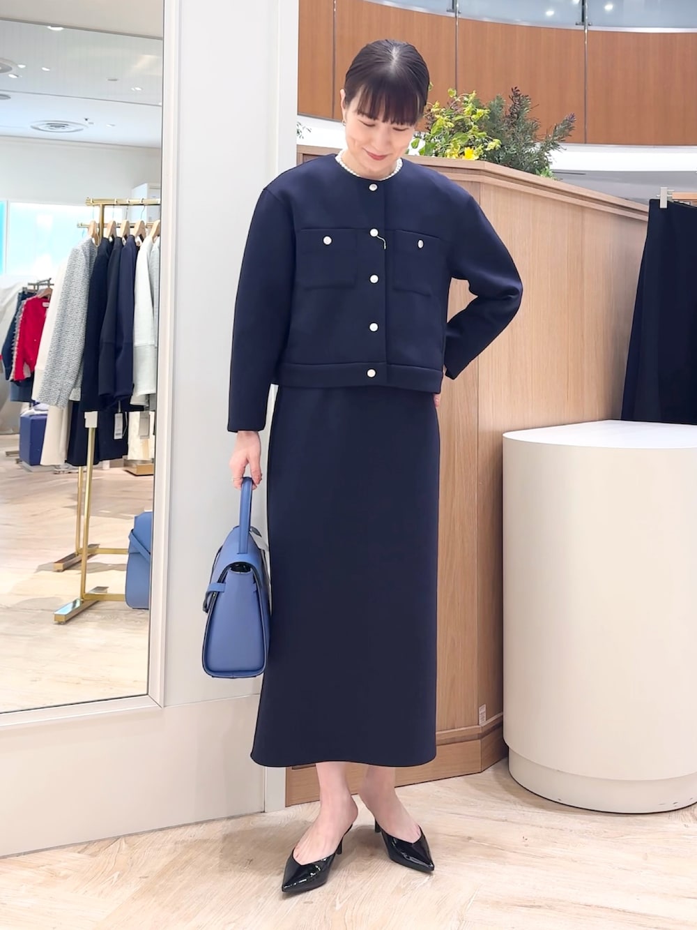 「シンプル、オトナ女子、通勤コーデ、セレモニーコーデ、大人ファッション、セットアップ、入学式、卒業式、オケージョン、スーツ、スーツスタイル、ネイビー、タイトスカート」｜「NOLLEY’Sのクロスベルトカブセバッグ（ショルダーバッグ、ブルー系）」を使った、yamaguchiさん（レディース・163cm）の冬コーディネートの6枚目の写真