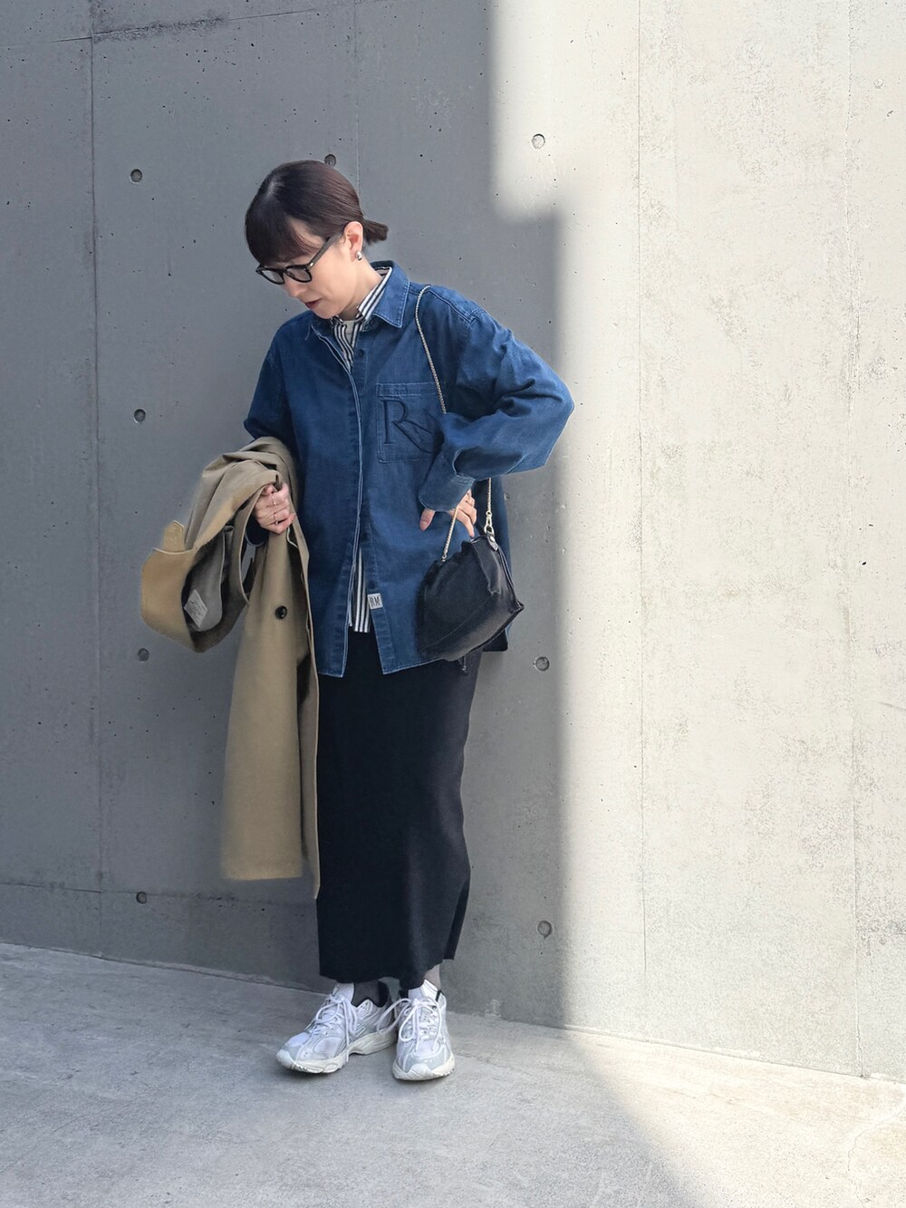 「メガネ女子、デニムコーデ、ニットスカート、スカートスタイル、スカート、スニーカーコーデ、スニーカー、シャツスタイル、レイヤード、レイヤードスタイル、ストライプシャツ、ストライプ、レオパード、ひょう柄」|「Rie Millerの【RM denim】刺繍入りビッグデニムシャツ(シャツ/ブラウス、ブルー系)」を使った、yamaguchiさん(レディース・163cm)の冬コーディネートの6枚目の写真
