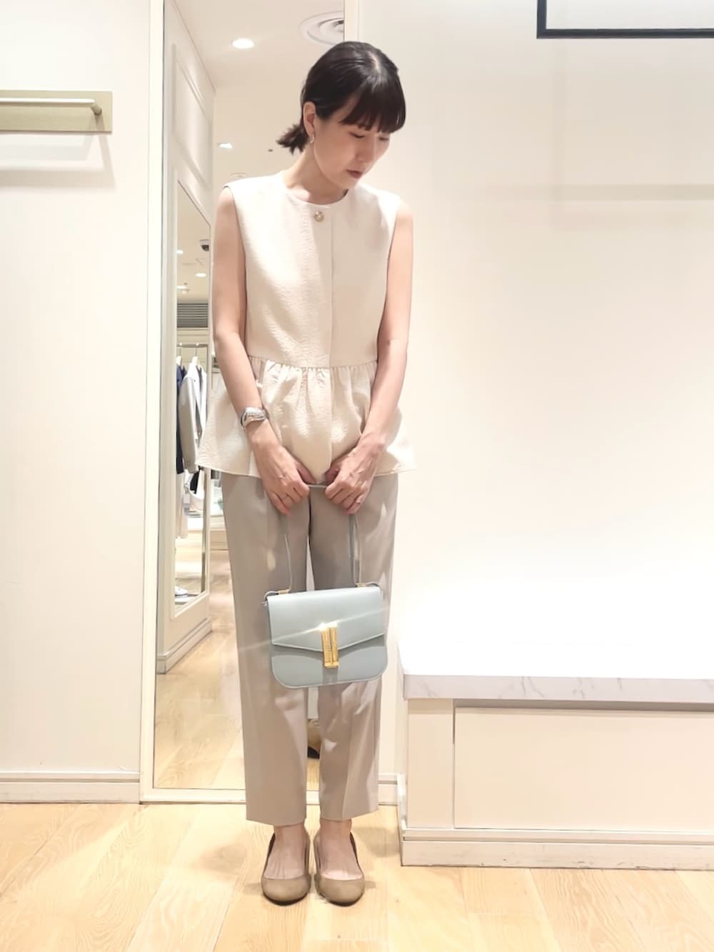 「ジレスタイル、ジレ、ぺプラムトップス、ペプラム、ワントーンコーデ、淡色コーデ、パンツスタイル、タックパンツ、お出かけコーデ、きれいめカジュアル」｜「NOLLEY’S Sophiのウォッシャブルツイルインゴムパンツ（その他パンツ、ベージュ系）」を使った、yamaguchiさん（レディース・163cm）の春コーディネートの2枚目の写真