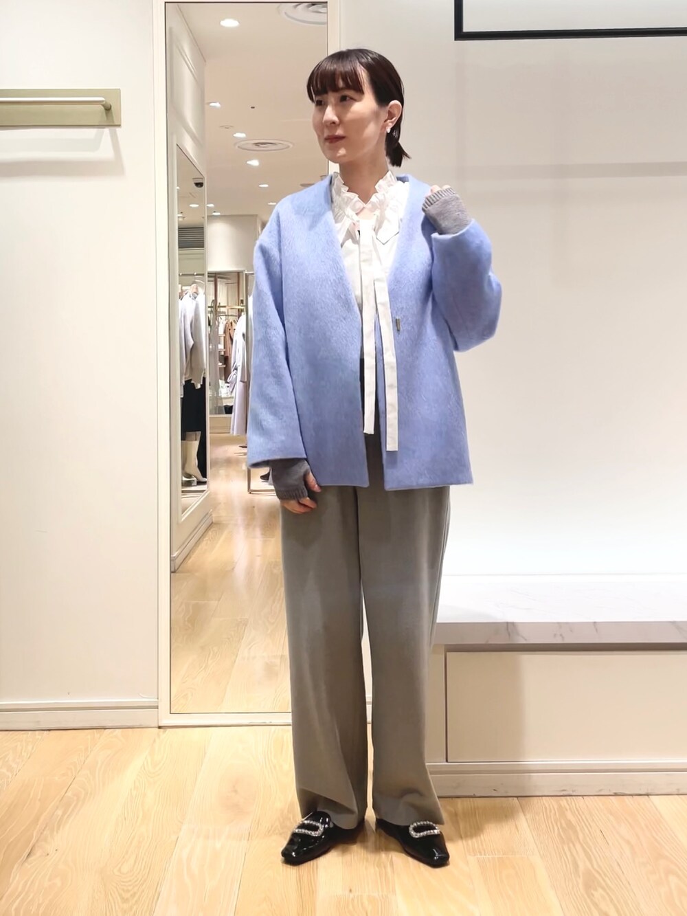 グレー系のその他パンツ、ブルー系のその他アウター、ホワイト系のシャツ/ブラウスを着用したレディースの秋コーディネートの8枚目の写真