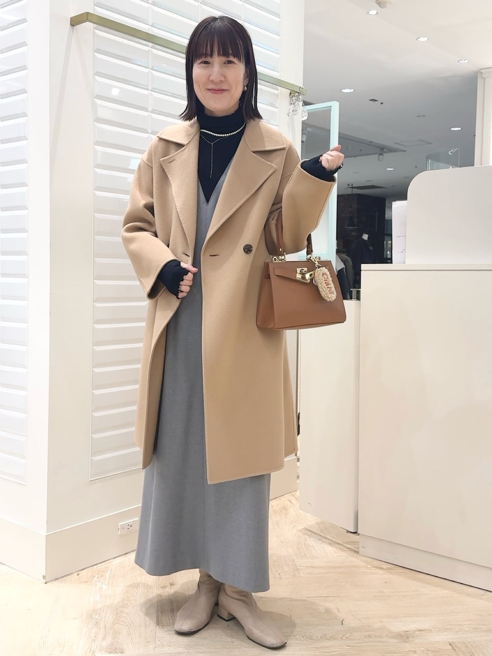「キャメル、キャメルアウター、ベージュ、ベージュコーデ、コート、冬コーデ、クリスマスに着たい服、休日スタイル、お出かけコーデ、クリスマスコーデ、リバーコート、ワンピース 」|「NOLLEY’Sの《セットアップ対応》ウォッシャブル両面起毛2WAYワンピース(ワンピース、グレー系)」を使った、yamaguchiさん(レディース・163cm)の冬コーディネートの2枚目の写真