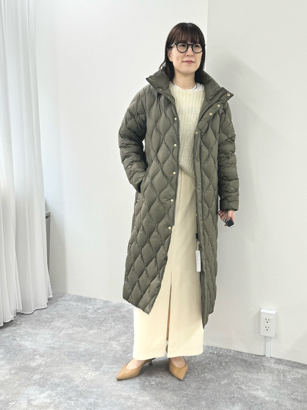 ホワイト系のスカート、ベージュ系のパンプス、ホワイト系のTシャツ/カットソーを着用したレディースの夏コーディネートの6枚目の写真