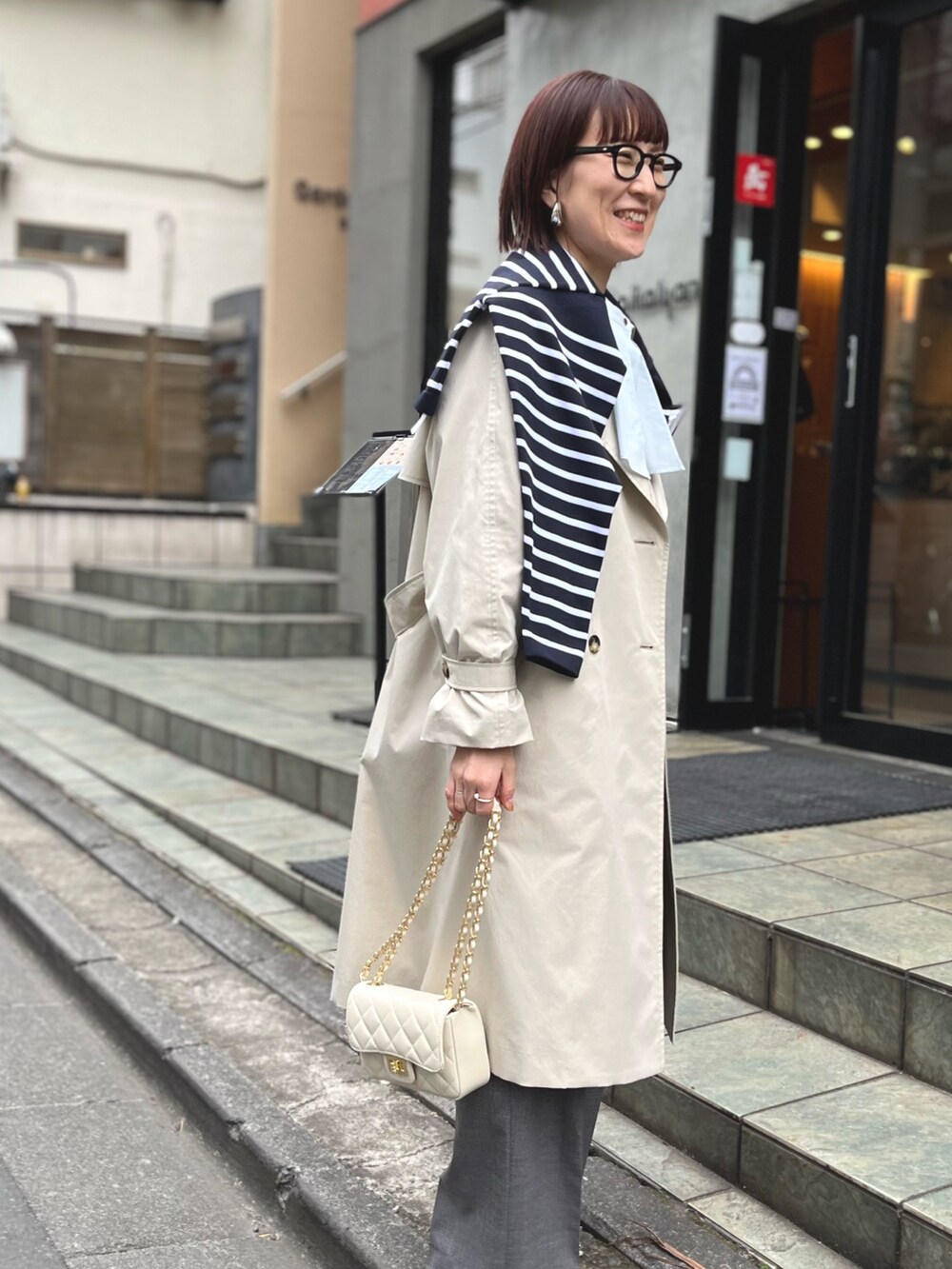 「シンプルコーデ、大人カジュアル、トレンチコート、ロングコート、ボーダー、肩掛けカーデ、チェーンバッグ、キルティングバッグ、大人女子、パンツスタイル、グレー、パンツコーデ、メガネ女子」｜「NOLLEY’S Sophiのラッフルカラーシャツブラウス（シャツ/ブラウス、ブルー系）」を使った、yamaguchiさん（レディース・163cm）の冬コーディネートの4枚目の写真