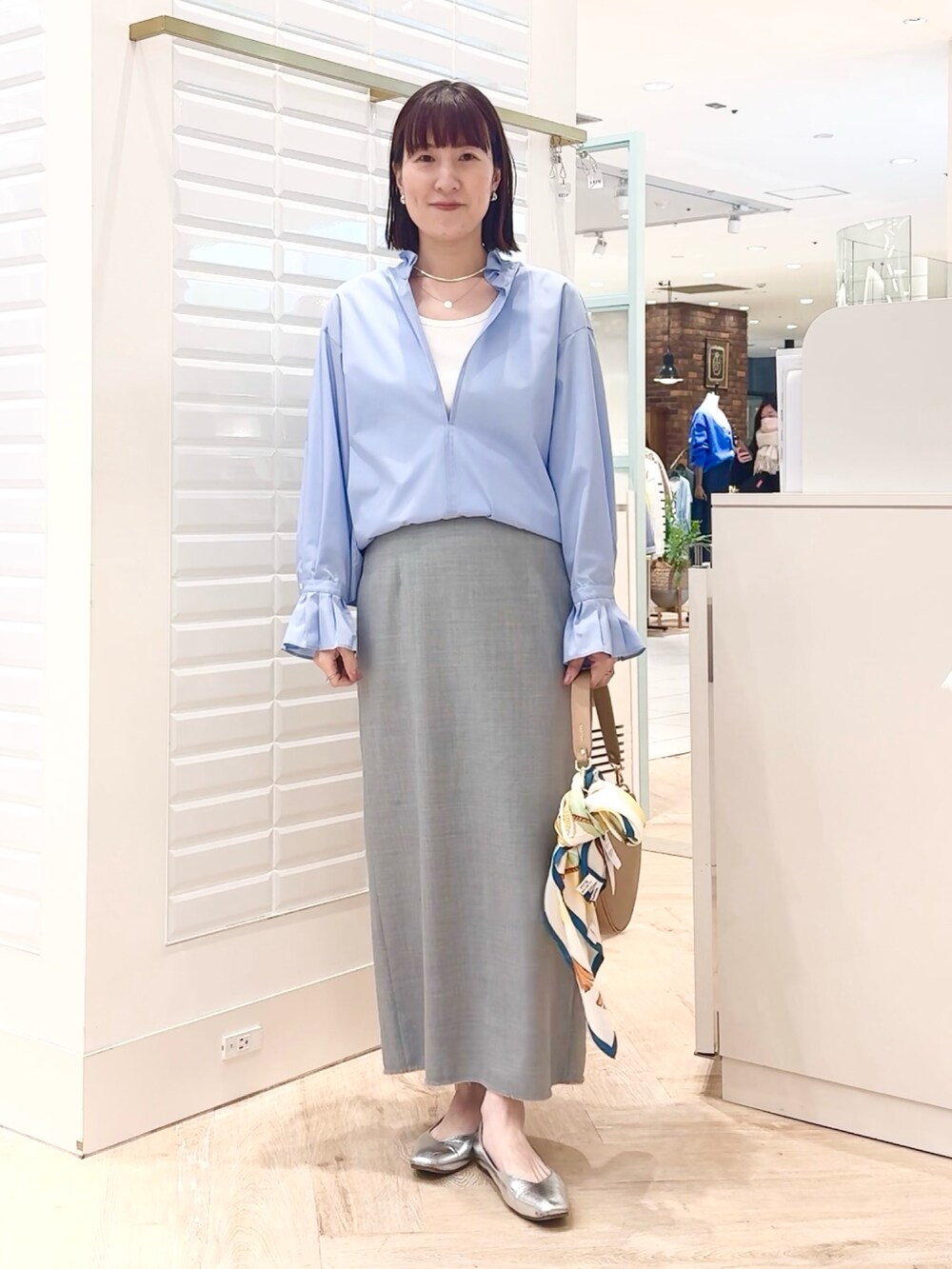 「スカートスタイル、スカート、スカートコーデ、グレー、タイトスカート、シャツ、シャツスタイル、スキッパーシャツ、プリーツ、フリル、フリルトップス、フリルブラウス、春コーデ、オトナカジュアル、40代ファッション」|「NOLLEY’Sの《オールシーズン対応》ウォッシャブルHandsomeフリンジタイトスカート(スカート、グレー系)」を使った、yamaguchiさん(レディース・163cm)の春コーディネートの9枚目の写真
