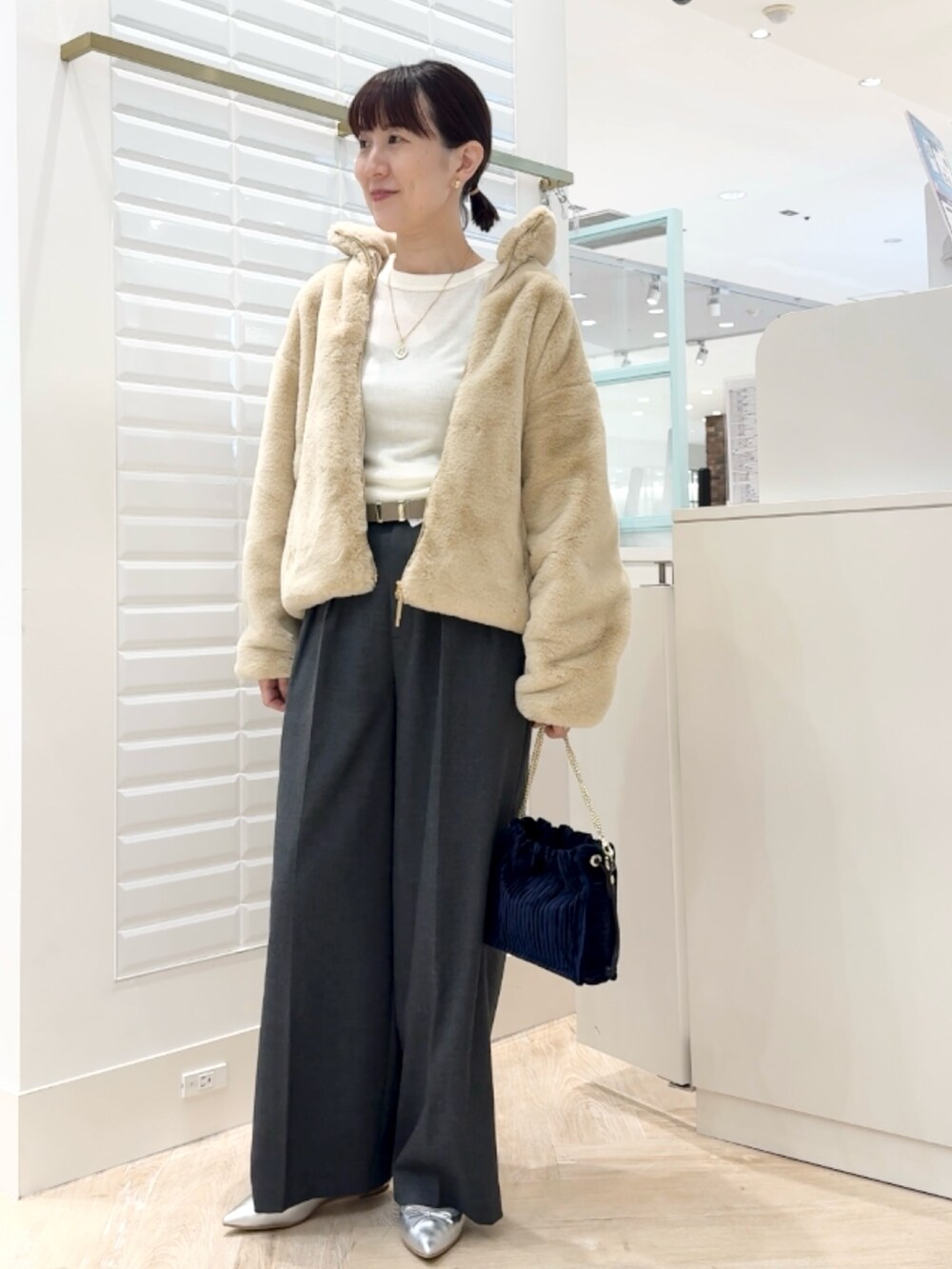 「タトラス、TATRAS、ファー、ファーコート、エコファー、フェイクファー、ショートコート、パンツコーデ、冬アウター、淡色コーデ、ゆるコーデ、大人ガーリー、大人かわいい」|「Kassiopeaの【kassiopea /カシオペア】ミニチェーンショルダー made in Italy(ショルダーバッグ、ブルー系)」を使った、yamaguchiさん(レディース・163cm)の秋コーディネートの2枚目の写真