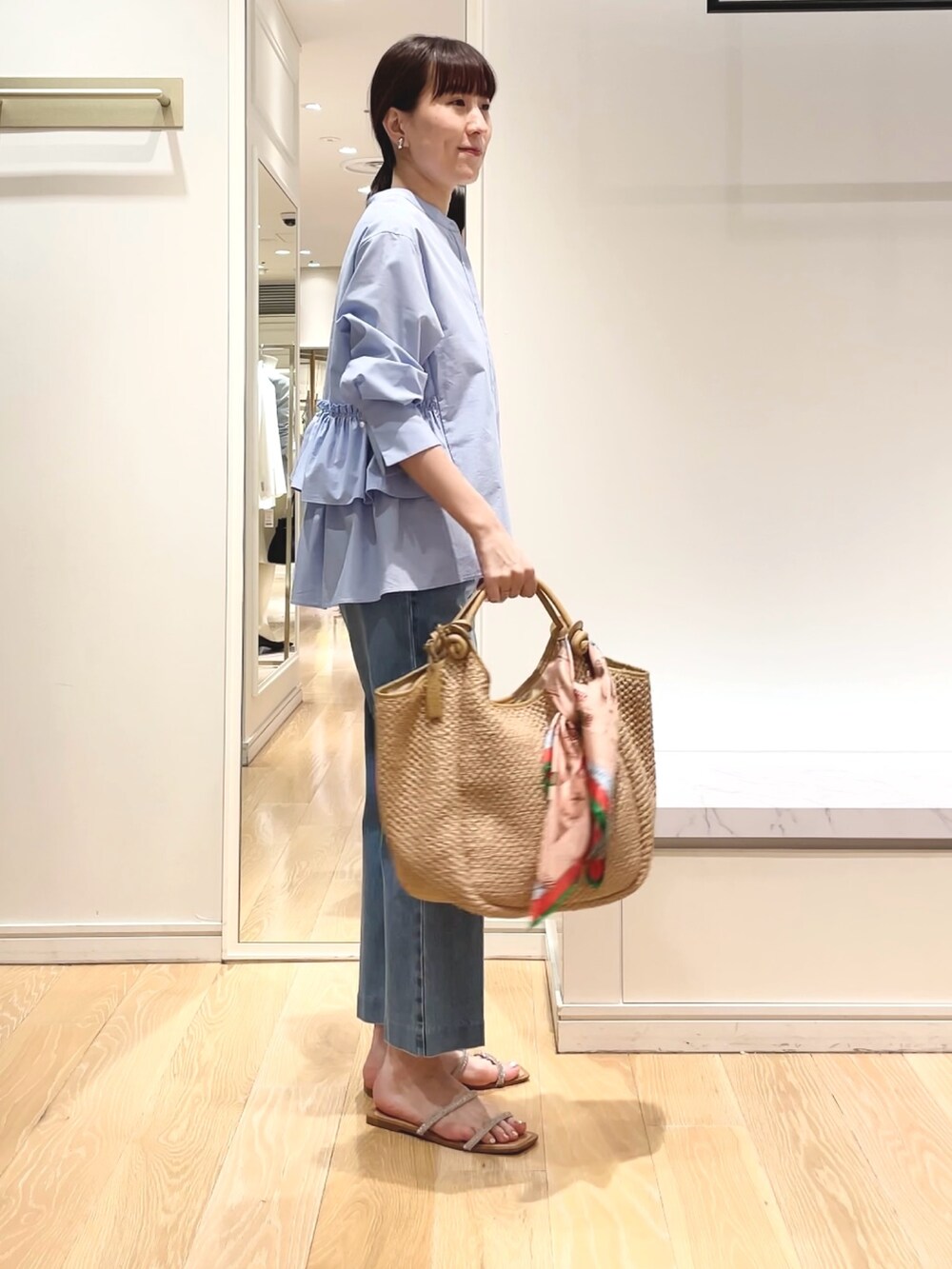 「ブラウス、ぺプラムトップス、ぺプラム、フリル、青シャツ、ワントーンコーデ、デニム、デニムパンツ、スカーフアレンジ、マニプリ、manipuri、お出かけコーデ、春のNewスタイル」|「NOLLEY’S Sophiのペプラムシャツブラウス(シャツ/ブラウス、ブルー系)」を使った、yamaguchiさん(レディース・163cm)の春コーディネートの7枚目の写真