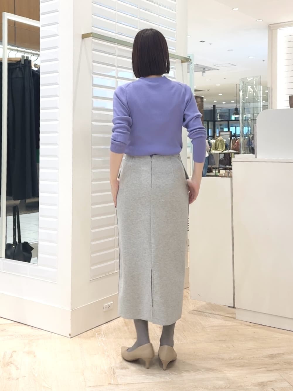 グレー系のスカート、パープル系のカーディガン/ボレロを着用したレディースの秋コーディネートの4枚目の写真