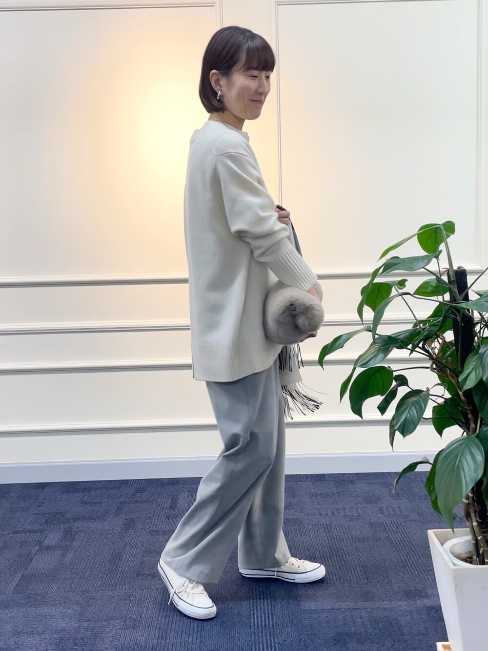 グレー系のその他パンツ、ホワイト系のカーディガン/ボレロ、ホワイト系のTシャツ/カットソーを着用したレディースの秋コーディネートの3枚目の写真