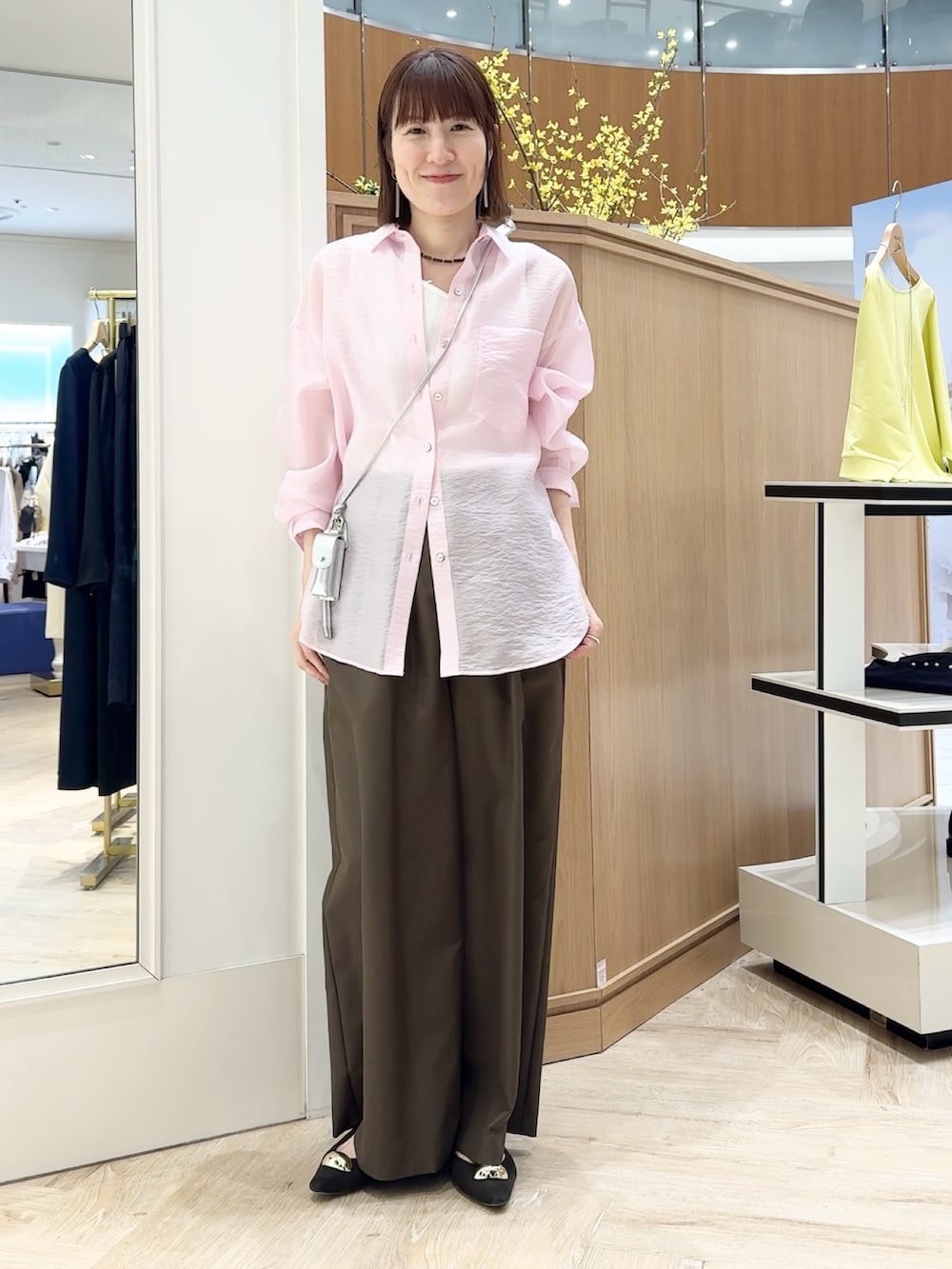ブラウン系のその他パンツ、ピンク系のシャツ/ブラウス、ホワイト系のタンクトップを着用したレディースの春コーディネートの9枚目の写真
